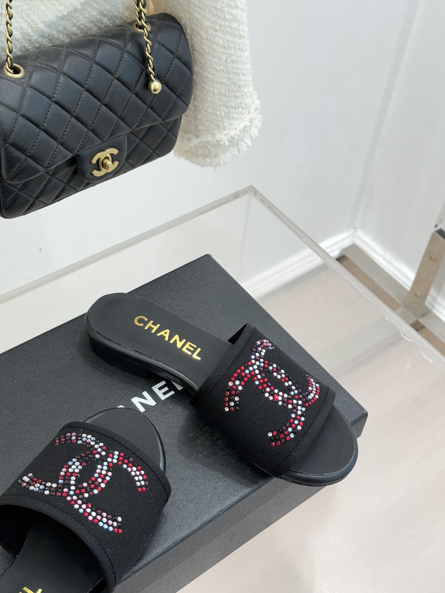 CHANE* ｜小香网纱双C水钻拖鞋将法式优雅与星光奢感完美相融。轻盈透视网纱自带朦胧仙气通透灵动 夏日