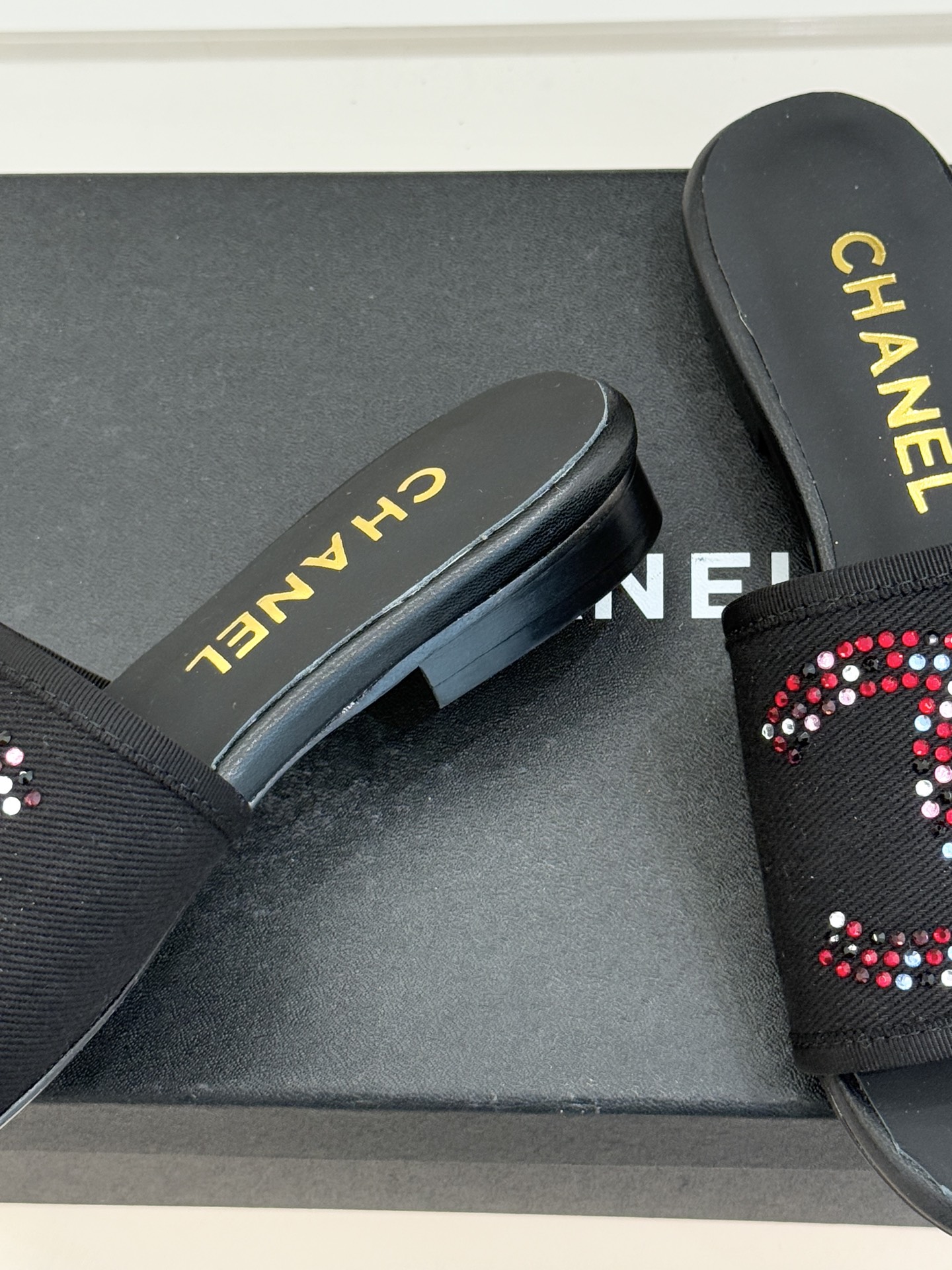 CHANE* ｜小香网纱双C水钻拖鞋将法式优雅与星光奢感完美相融。轻盈透视网纱自带朦胧仙气通透灵动 夏日