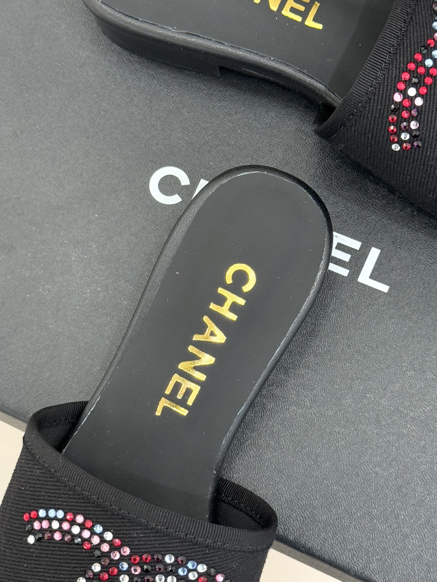 CHANE* ｜小香网纱双C水钻拖鞋将法式优雅与星光奢感完美相融。轻盈透视网纱自带朦胧仙气通透灵动 夏日