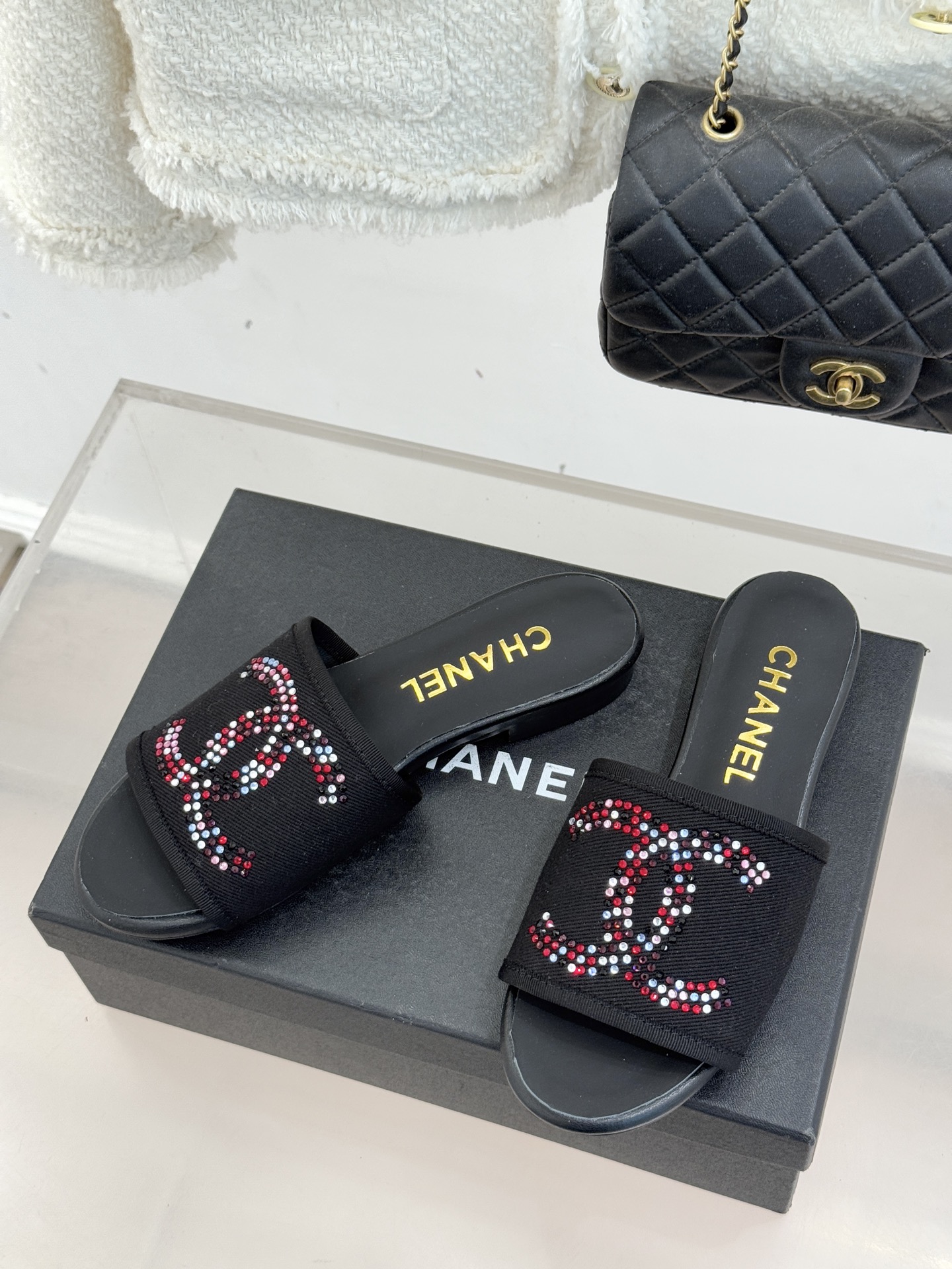 CHANE* ｜小香网纱双C水钻拖鞋将法式优雅与星光奢感完美相融。轻盈透视网纱自带朦胧仙气通透灵动 夏日