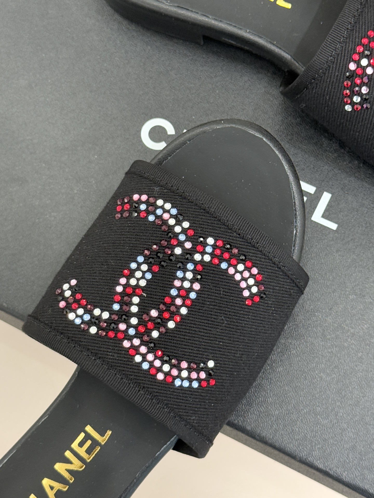 CHANE* ｜小香网纱双C水钻拖鞋将法式优雅与星光奢感完美相融。轻盈透视网纱自带朦胧仙气通透灵动 夏日