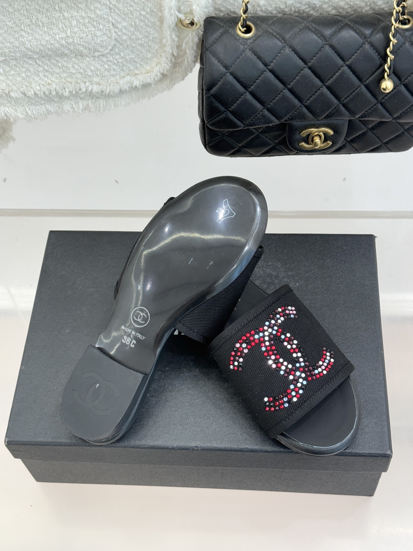 CHANE* ｜小香网纱双C水钻拖鞋将法式优雅与星光奢感完美相融。轻盈透视网纱自带朦胧仙气通透灵动 夏日