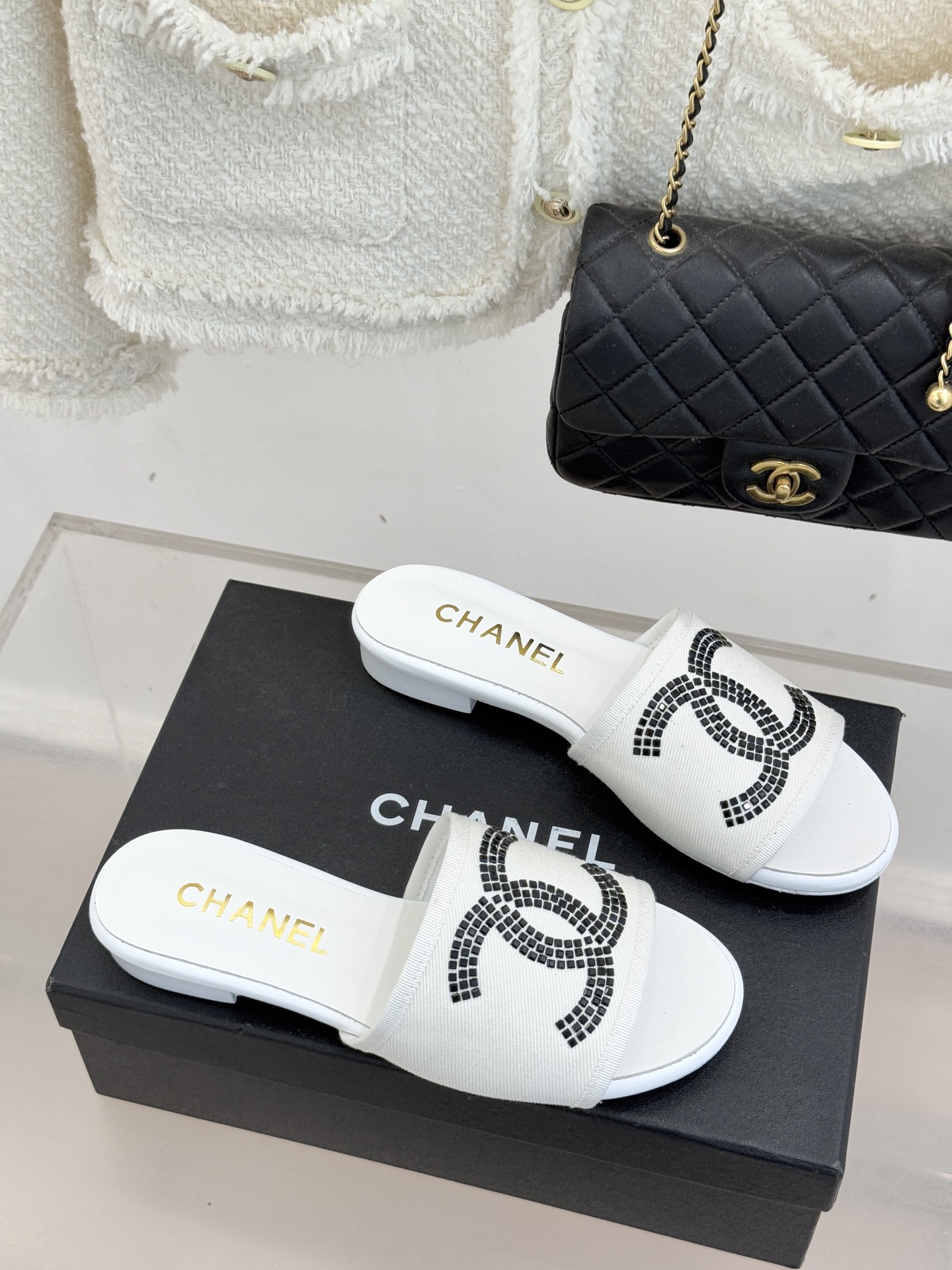 CHANE* ｜小香网纱双C水钻拖鞋将法式优雅与星光奢感完美相融。轻盈透视网纱自带朦胧仙气通透灵动 夏日