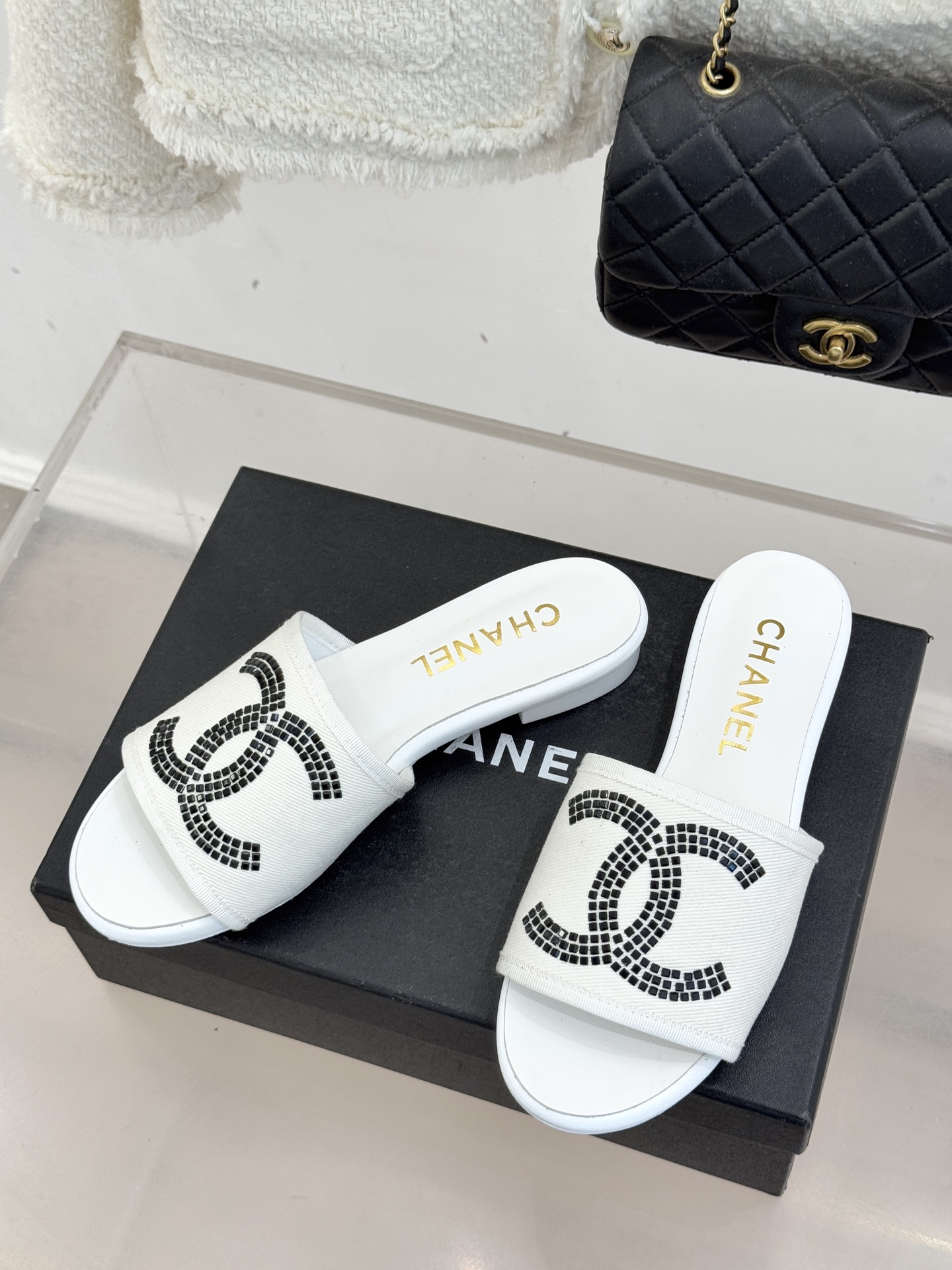 CHANE* ｜小香网纱双C水钻拖鞋将法式优雅与星光奢感完美相融。轻盈透视网纱自带朦胧仙气通透灵动 夏日