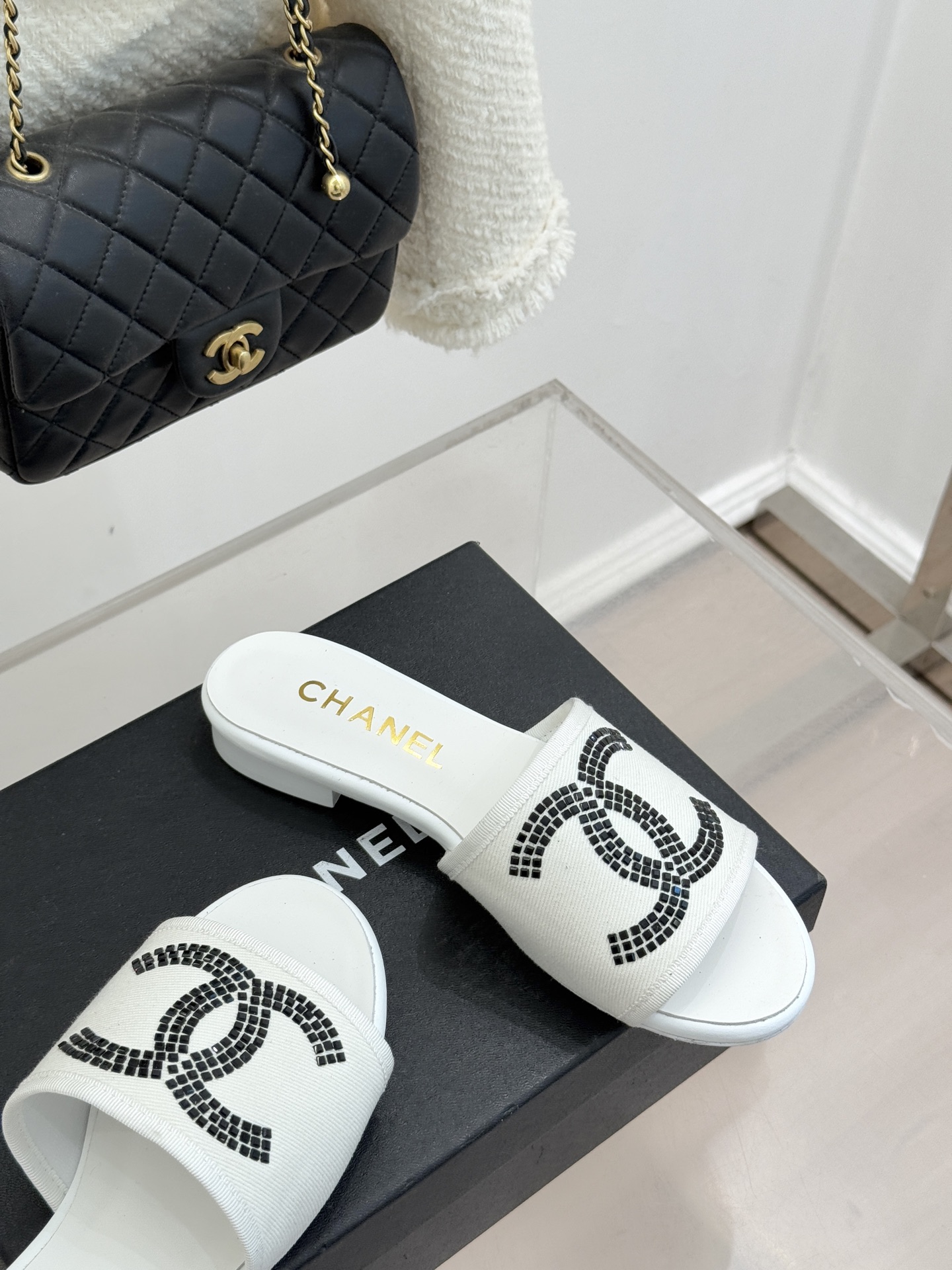 CHANE* ｜小香网纱双C水钻拖鞋将法式优雅与星光奢感完美相融。轻盈透视网纱自带朦胧仙气通透灵动 夏日