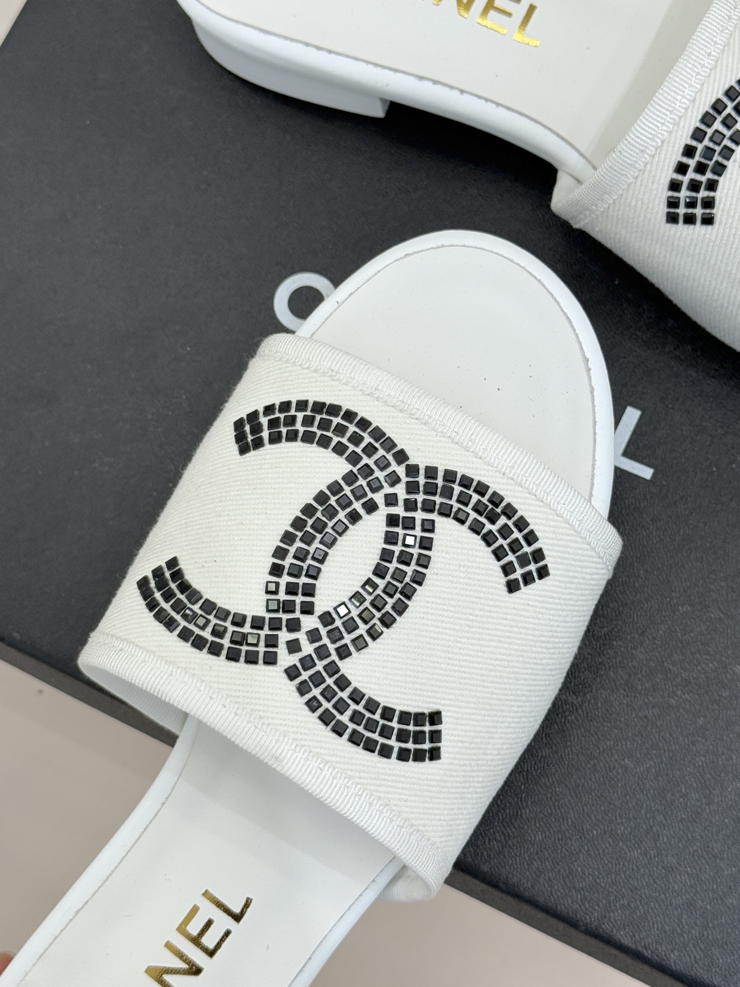 CHANE* ｜小香网纱双C水钻拖鞋将法式优雅与星光奢感完美相融。轻盈透视网纱自带朦胧仙气通透灵动 夏日