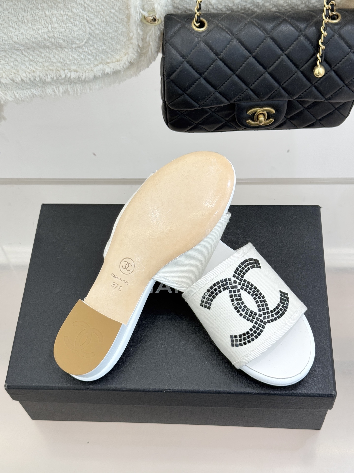 CHANE* ｜小香网纱双C水钻拖鞋将法式优雅与星光奢感完美相融。轻盈透视网纱自带朦胧仙气通透灵动 夏日