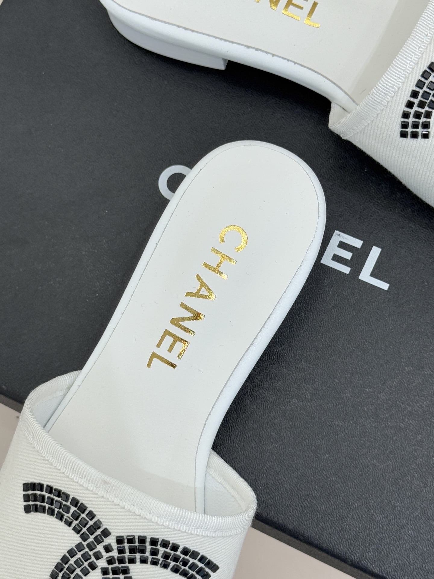 CHANE* ｜小香网纱双C水钻拖鞋将法式优雅与星光奢感完美相融。轻盈透视网纱自带朦胧仙气通透灵动 夏日