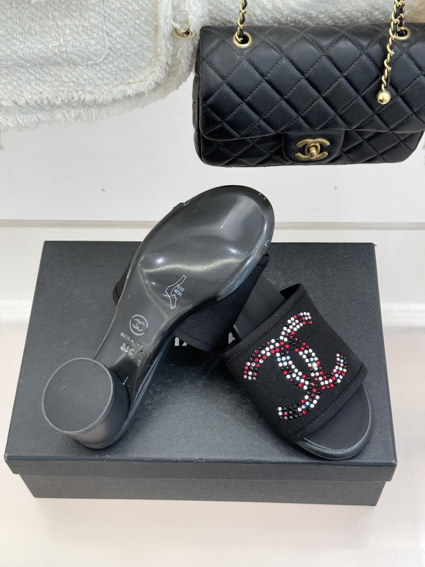 CHANE* ｜小香网纱双C水钻拖鞋将法式优雅与星光奢感完美相融。轻盈透视网纱自带朦胧仙气通透灵动 夏日