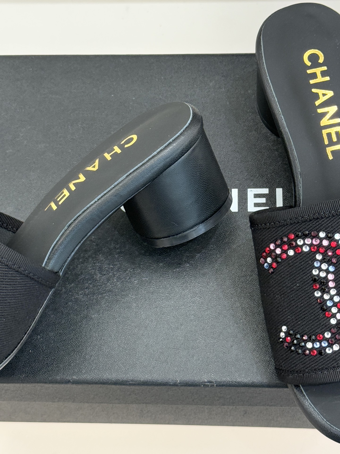 CHANE* ｜小香网纱双C水钻拖鞋将法式优雅与星光奢感完美相融。轻盈透视网纱自带朦胧仙气通透灵动 夏日