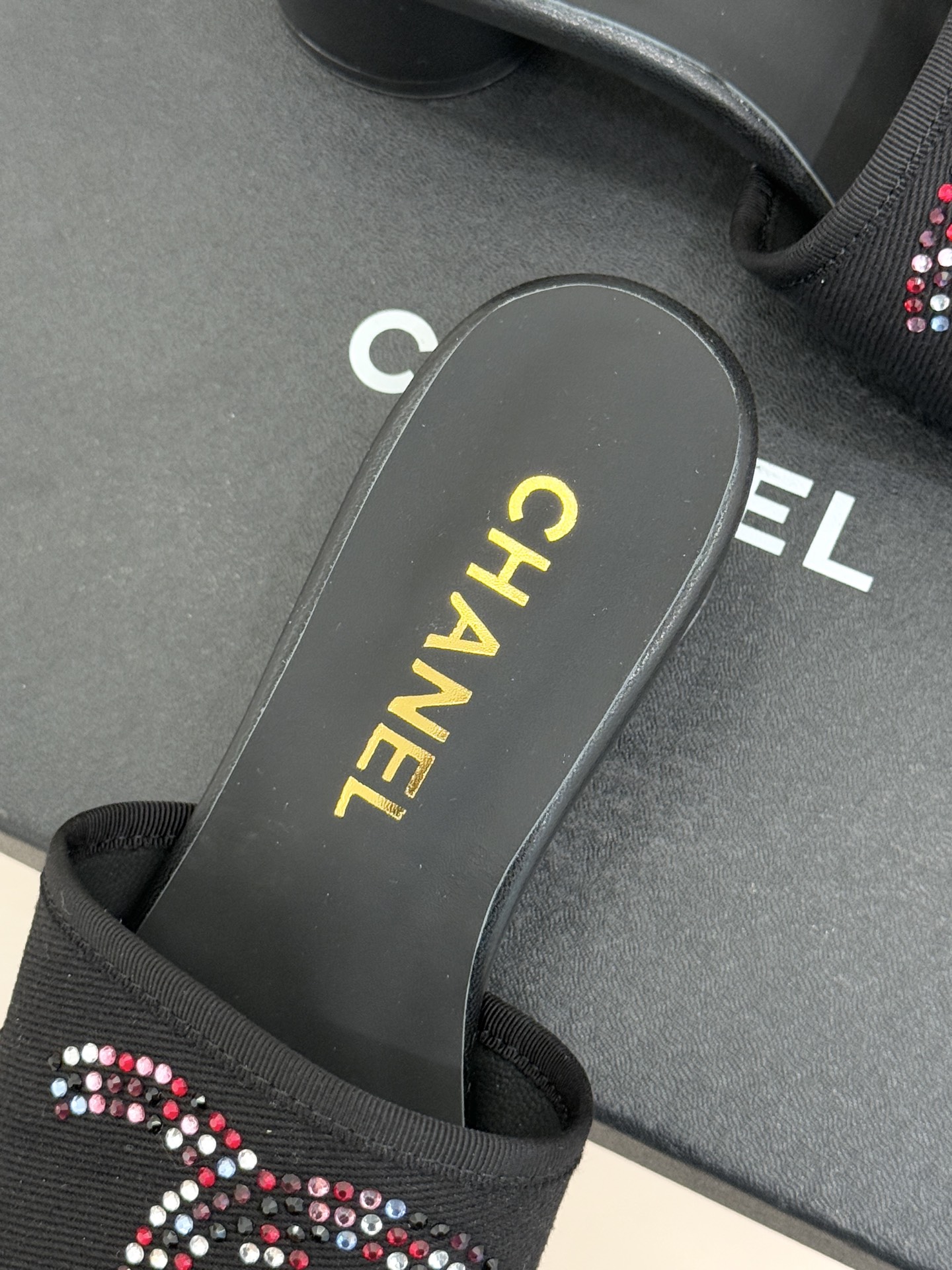 CHANE* ｜小香网纱双C水钻拖鞋将法式优雅与星光奢感完美相融。轻盈透视网纱自带朦胧仙气通透灵动 夏日