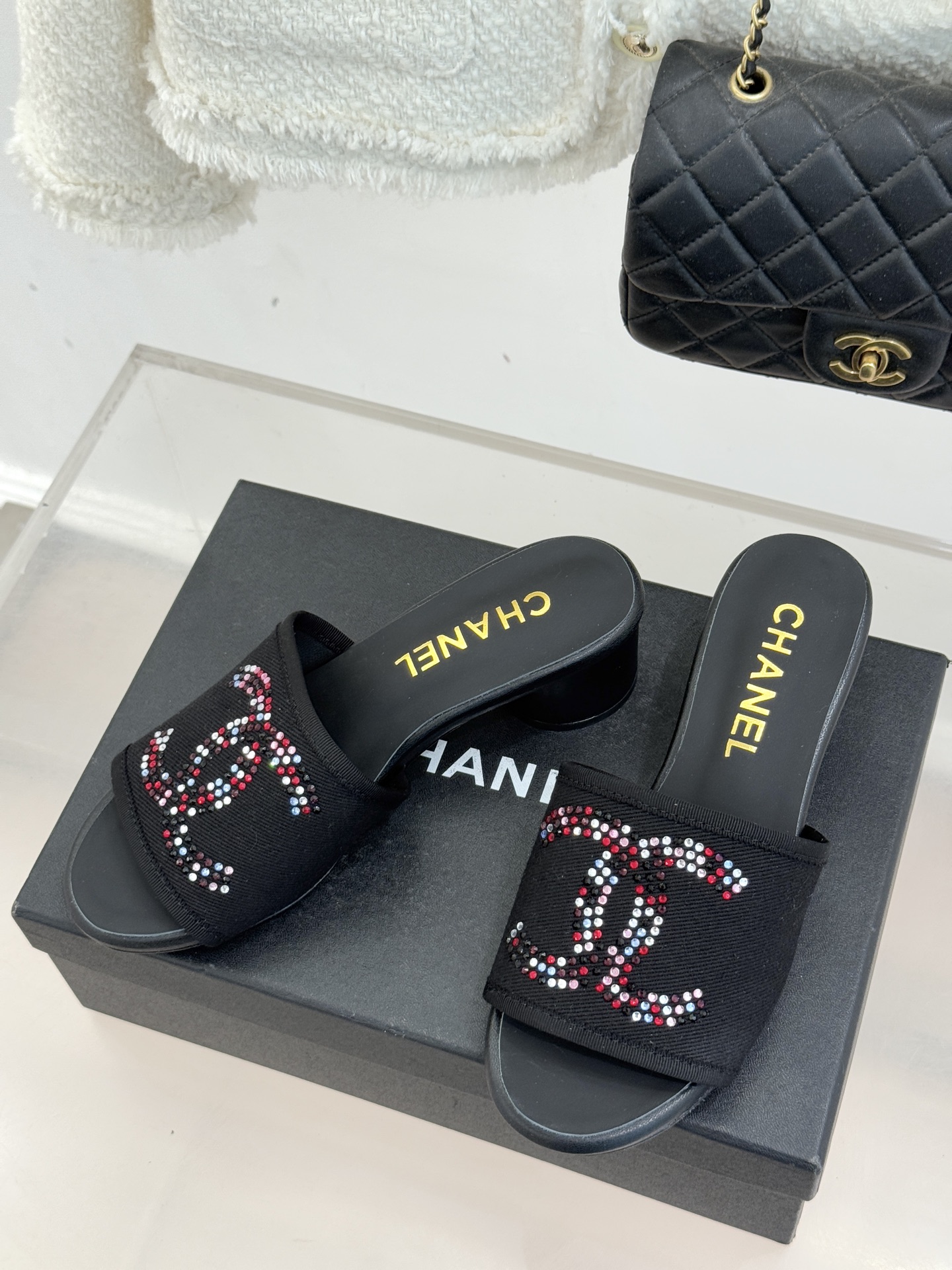 CHANE* ｜小香网纱双C水钻拖鞋将法式优雅与星光奢感完美相融。轻盈透视网纱自带朦胧仙气通透灵动 夏日