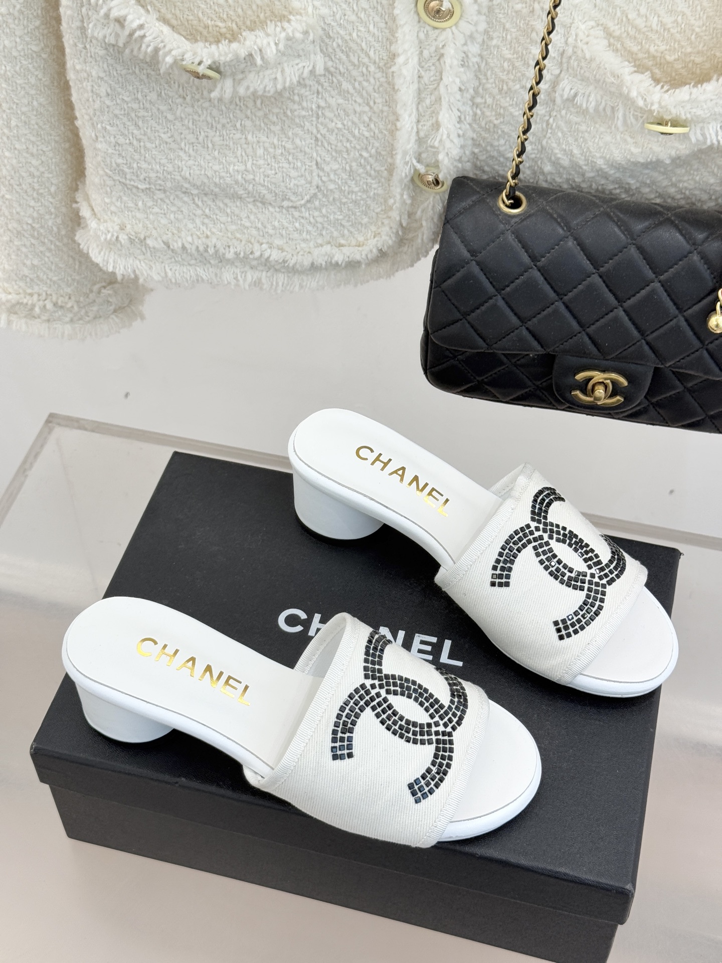 CHANE* ｜小香网纱双C水钻拖鞋将法式优雅与星光奢感完美相融。轻盈透视网纱自带朦胧仙气通透灵动 夏日