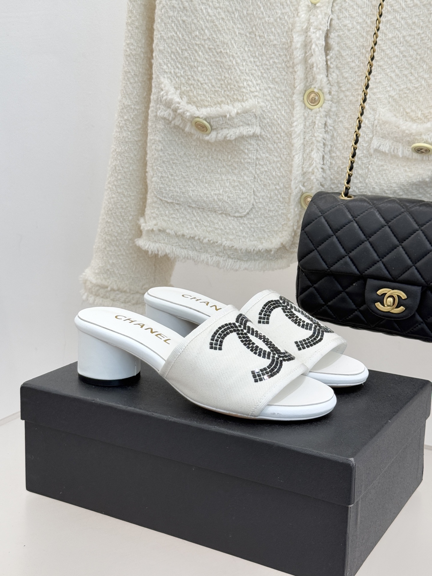 CHANE* ｜小香网纱双C水钻拖鞋将法式优雅与星光奢感完美相融。轻盈透视网纱自带朦胧仙气通透灵动 夏日