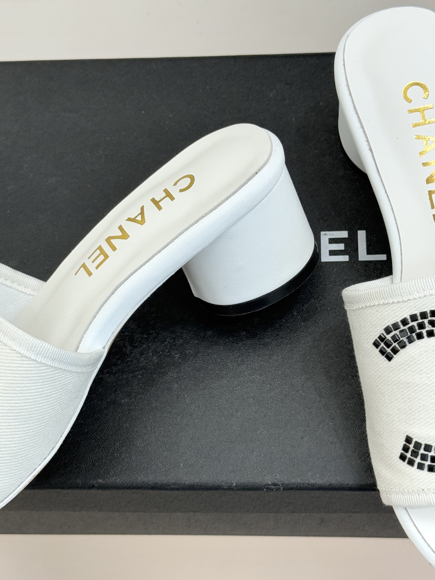 CHANE* ｜小香网纱双C水钻拖鞋将法式优雅与星光奢感完美相融。轻盈透视网纱自带朦胧仙气通透灵动 夏日