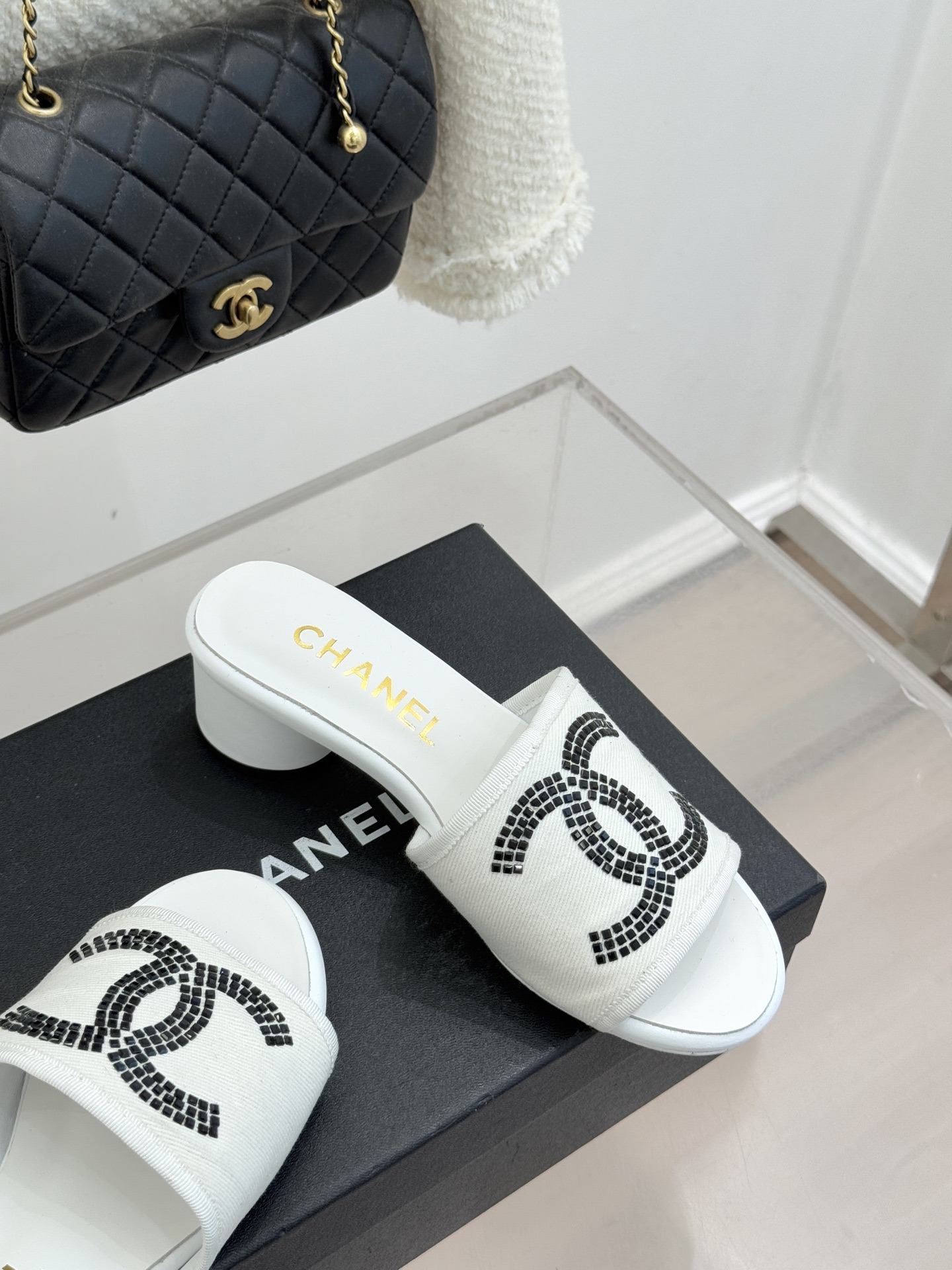 CHANE* ｜小香网纱双C水钻拖鞋将法式优雅与星光奢感完美相融。轻盈透视网纱自带朦胧仙气通透灵动 夏日