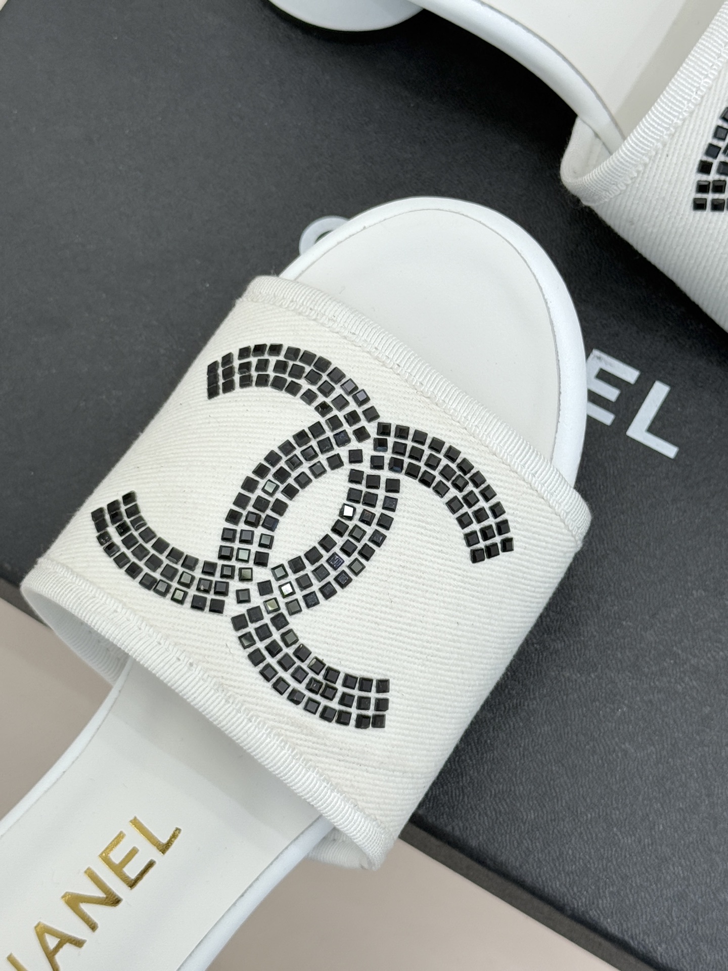 CHANE* ｜小香网纱双C水钻拖鞋将法式优雅与星光奢感完美相融。轻盈透视网纱自带朦胧仙气通透灵动 夏日