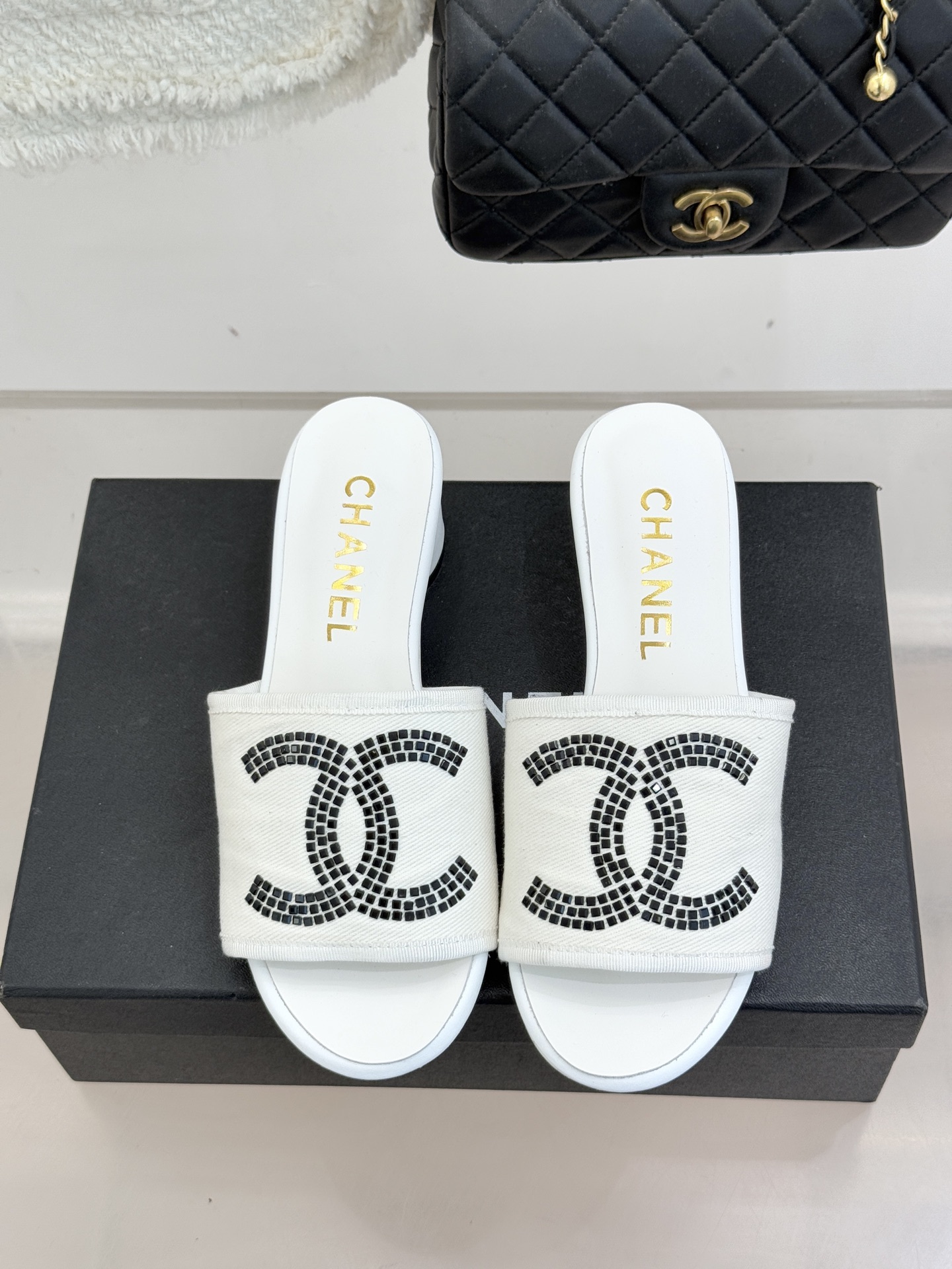 CHANE* ｜小香网纱双C水钻拖鞋将法式优雅与星光奢感完美相融。轻盈透视网纱自带朦胧仙气通透灵动 夏日