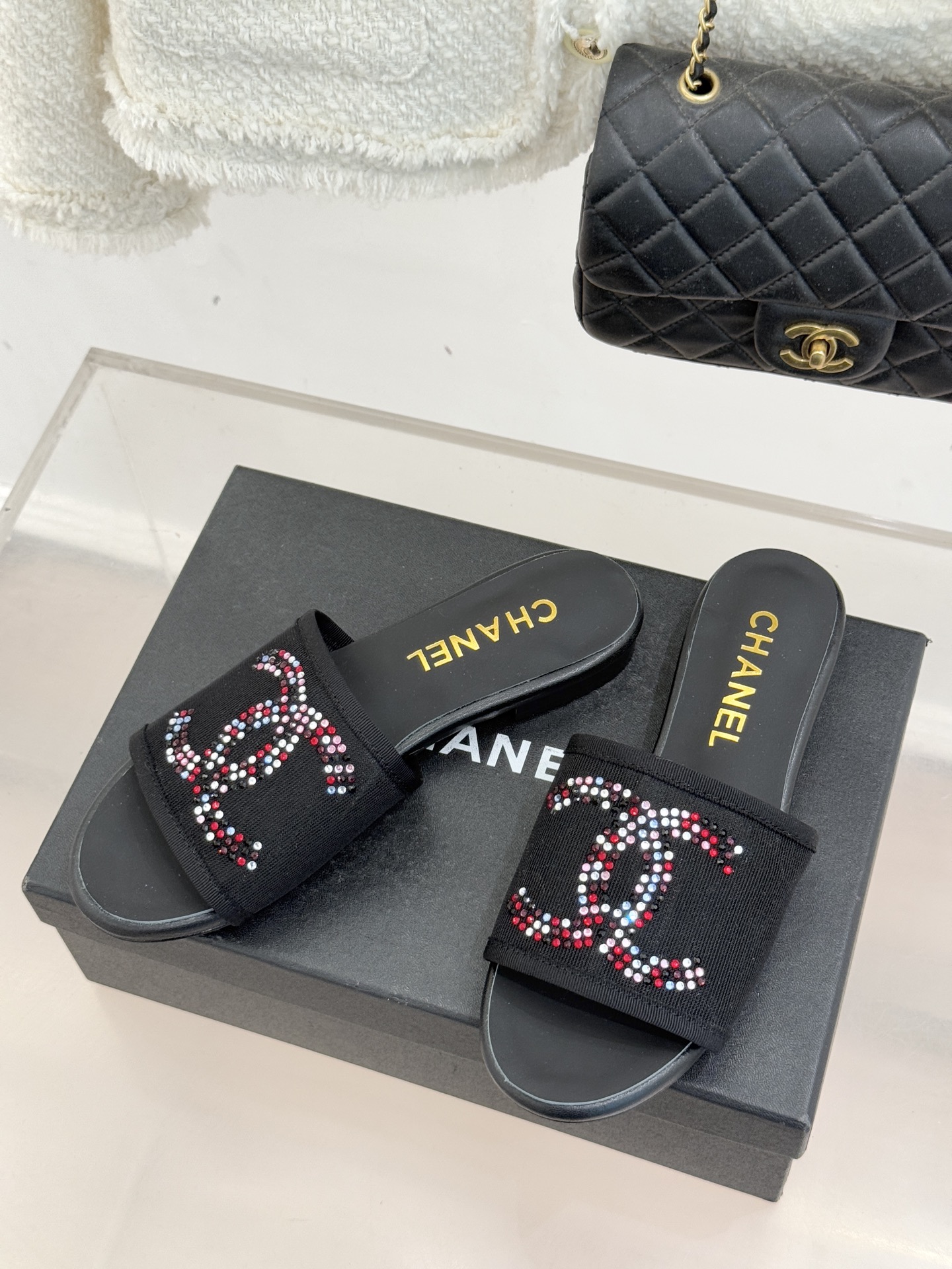 CHANE* ｜小香网纱双C水钻拖鞋将法式优雅与星光奢感完美相融。轻盈透视网纱自带朦胧仙气通透灵动 夏日