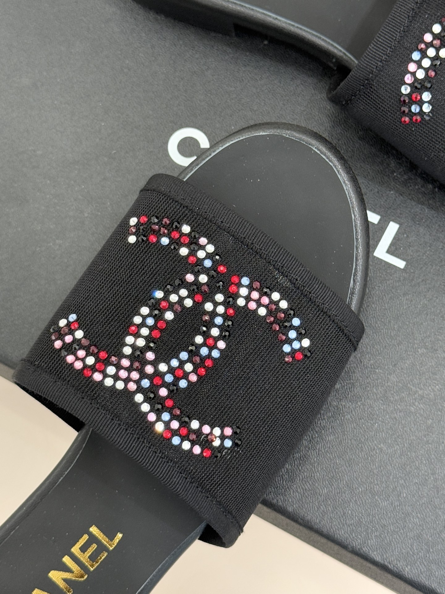 CHANE* ｜小香网纱双C水钻拖鞋将法式优雅与星光奢感完美相融。轻盈透视网纱自带朦胧仙气通透灵动 夏日