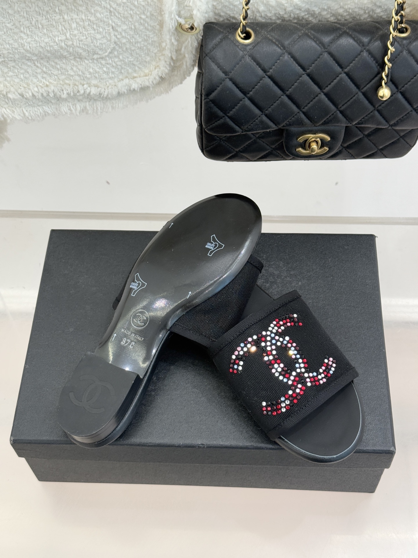 CHANE* ｜小香网纱双C水钻拖鞋将法式优雅与星光奢感完美相融。轻盈透视网纱自带朦胧仙气通透灵动 夏日