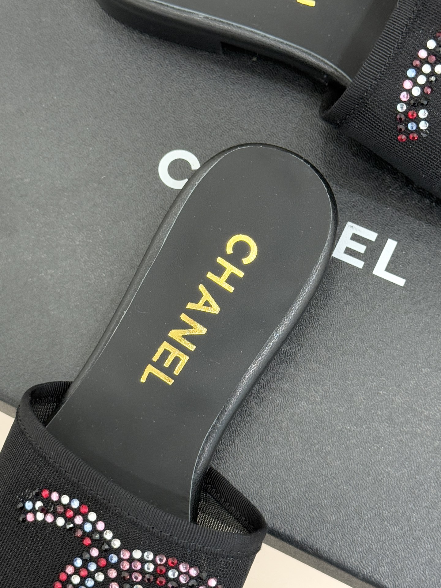 CHANE* ｜小香网纱双C水钻拖鞋将法式优雅与星光奢感完美相融。轻盈透视网纱自带朦胧仙气通透灵动 夏日