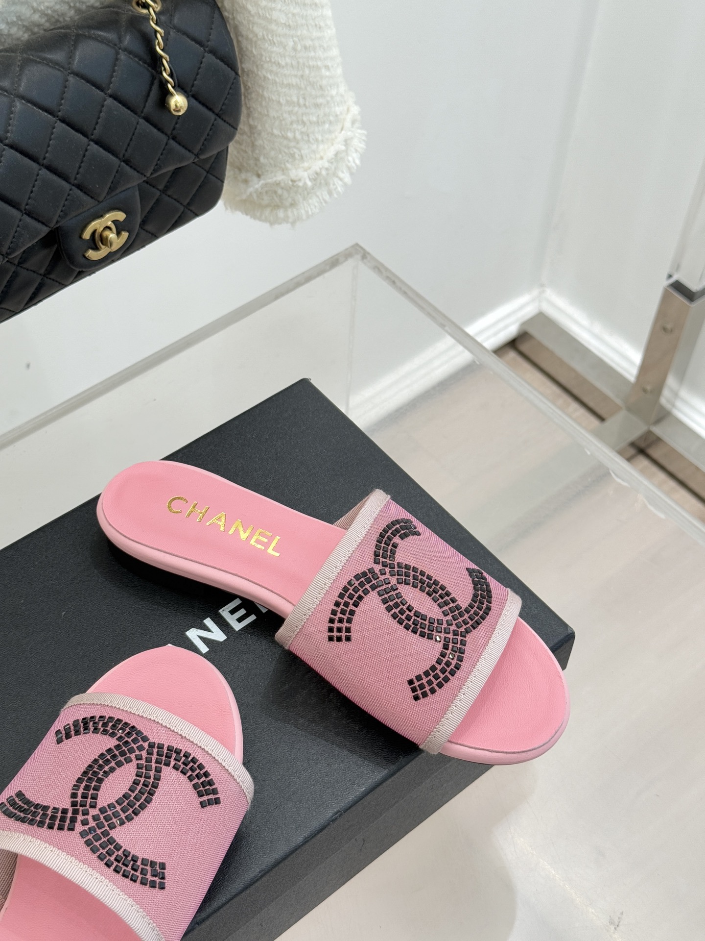 CHANE* ｜小香网纱双C水钻拖鞋将法式优雅与星光奢感完美相融。轻盈透视网纱自带朦胧仙气通透灵动 夏日