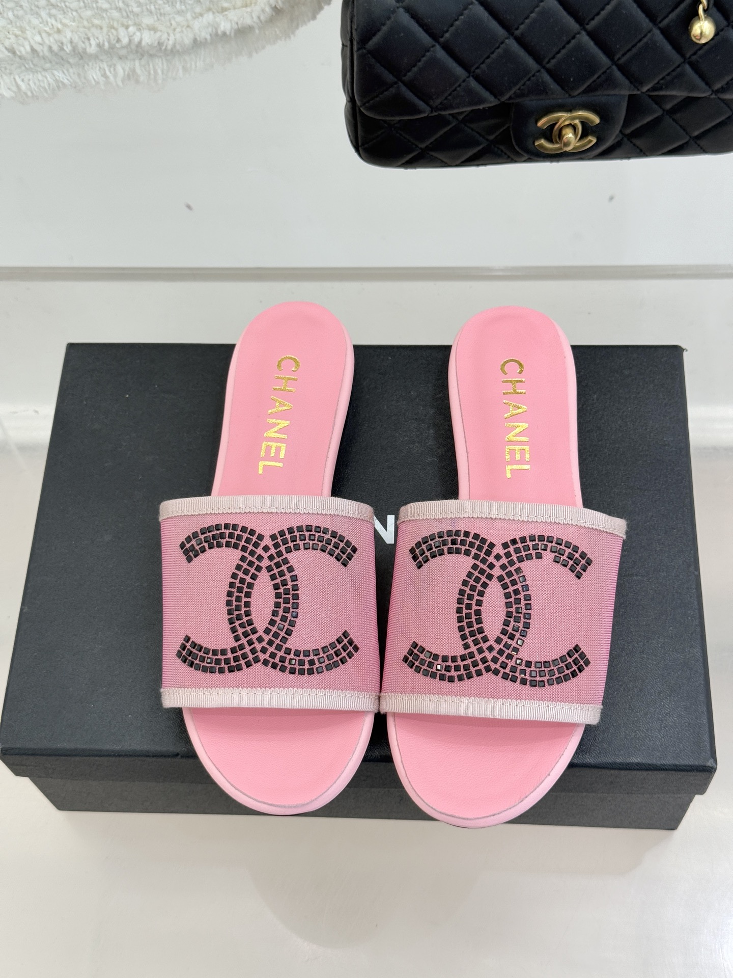 CHANE* ｜小香网纱双C水钻拖鞋将法式优雅与星光奢感完美相融。轻盈透视网纱自带朦胧仙气通透灵动 夏日