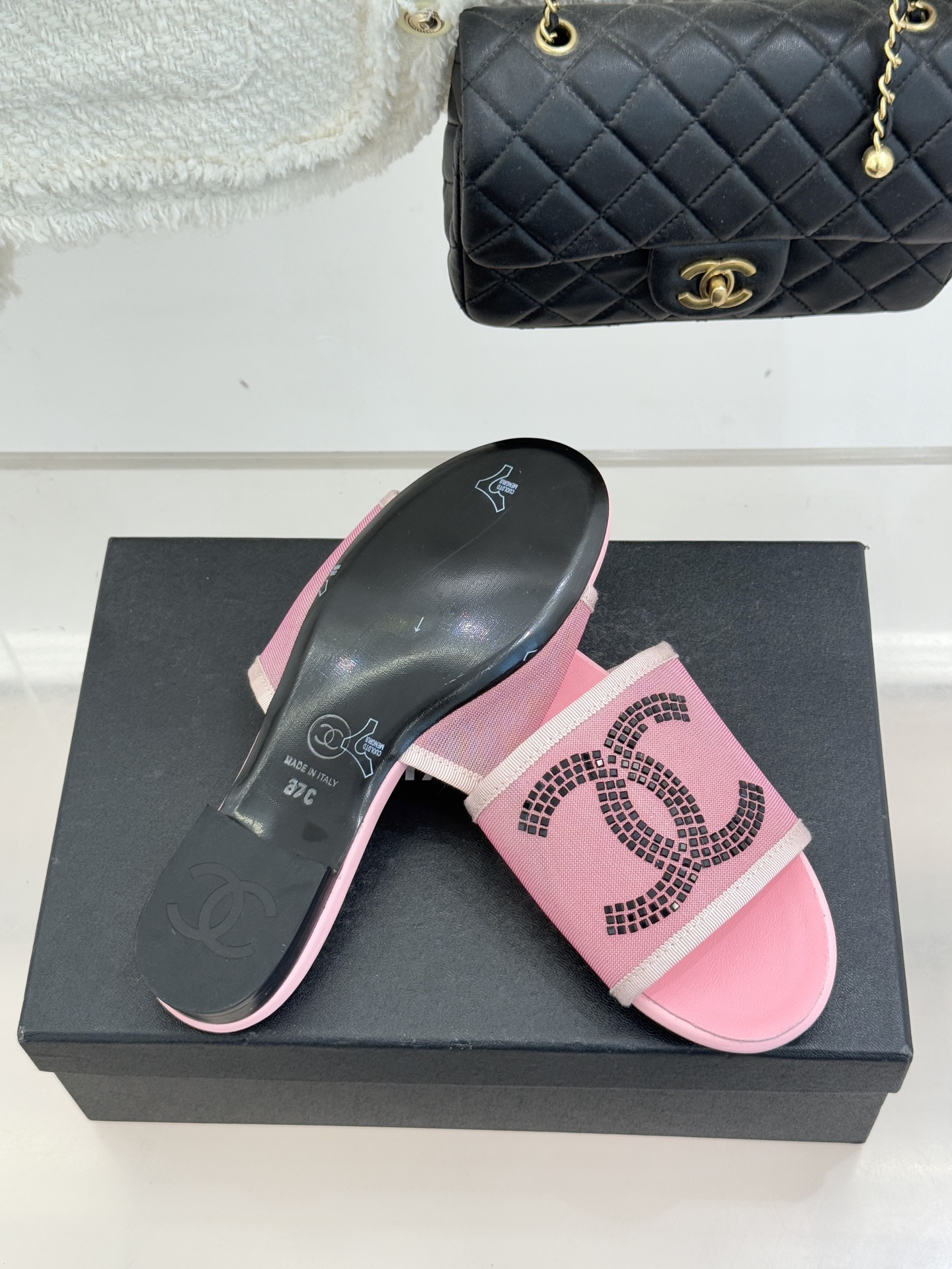 CHANE* ｜小香网纱双C水钻拖鞋将法式优雅与星光奢感完美相融。轻盈透视网纱自带朦胧仙气通透灵动 夏日