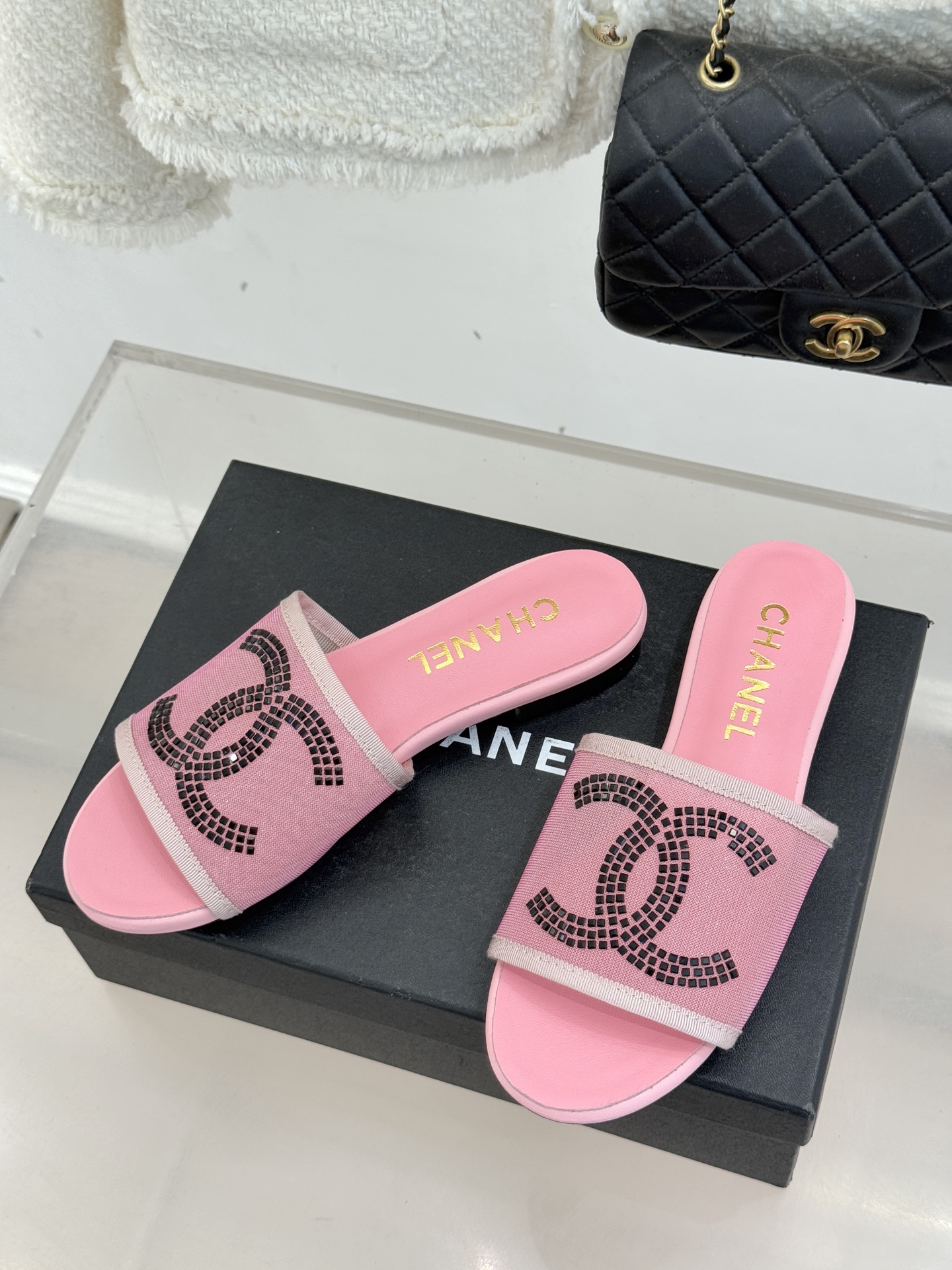 CHANE* ｜小香网纱双C水钻拖鞋将法式优雅与星光奢感完美相融。轻盈透视网纱自带朦胧仙气通透灵动 夏日