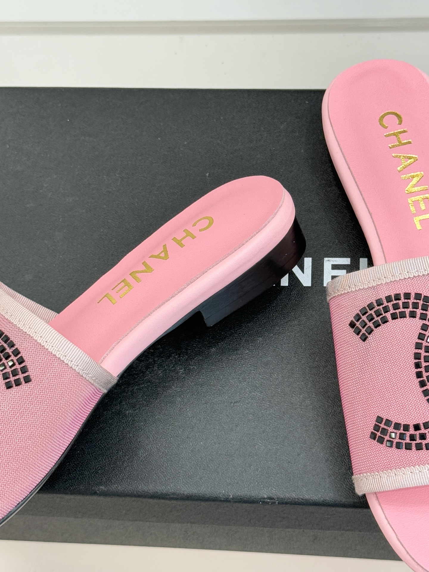 CHANE* ｜小香网纱双C水钻拖鞋将法式优雅与星光奢感完美相融。轻盈透视网纱自带朦胧仙气通透灵动 夏日