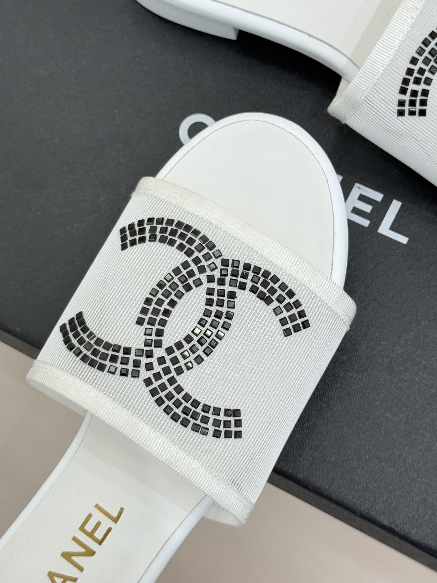 CHANE* ｜小香网纱双C水钻拖鞋将法式优雅与星光奢感完美相融。轻盈透视网纱自带朦胧仙气通透灵动 夏日