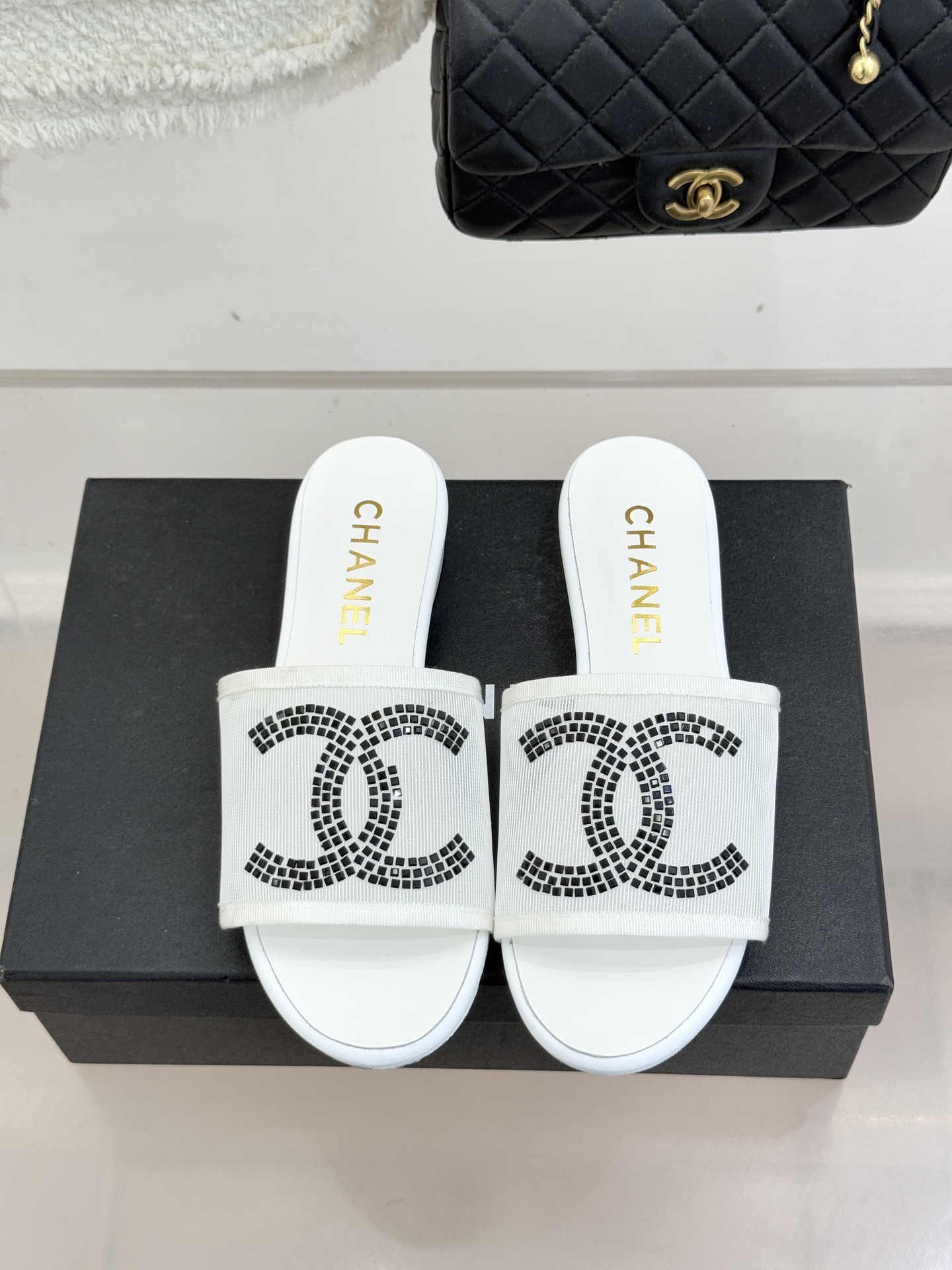 CHANE* ｜小香网纱双C水钻拖鞋将法式优雅与星光奢感完美相融。轻盈透视网纱自带朦胧仙气通透灵动 夏日