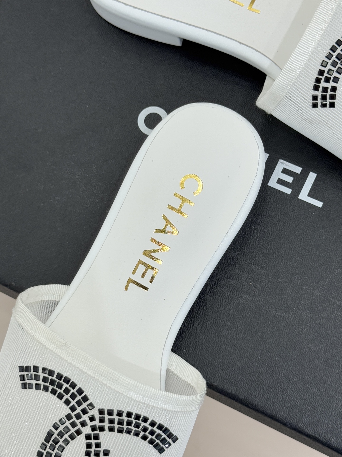 CHANE* ｜小香网纱双C水钻拖鞋将法式优雅与星光奢感完美相融。轻盈透视网纱自带朦胧仙气通透灵动 夏日