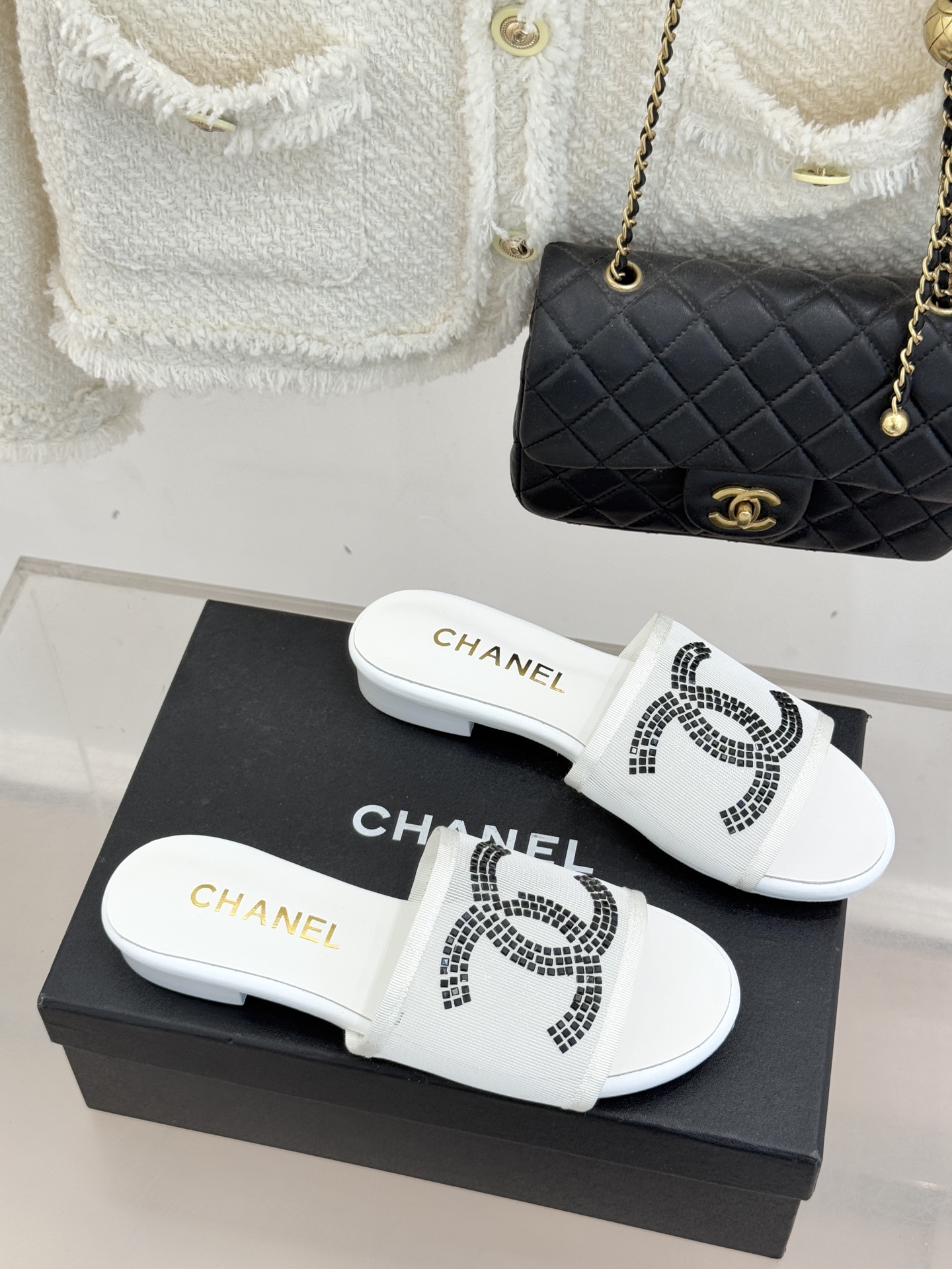 CHANE* ｜小香网纱双C水钻拖鞋将法式优雅与星光奢感完美相融。轻盈透视网纱自带朦胧仙气通透灵动 夏日