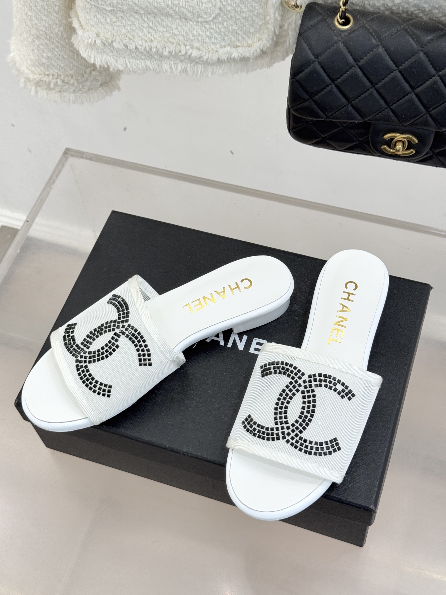 CHANE* ｜小香网纱双C水钻拖鞋将法式优雅与星光奢感完美相融。轻盈透视网纱自带朦胧仙气通透灵动 夏日