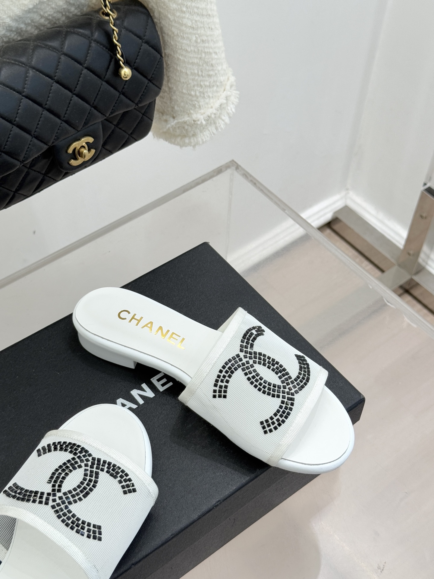 CHANE* ｜小香网纱双C水钻拖鞋将法式优雅与星光奢感完美相融。轻盈透视网纱自带朦胧仙气通透灵动 夏日