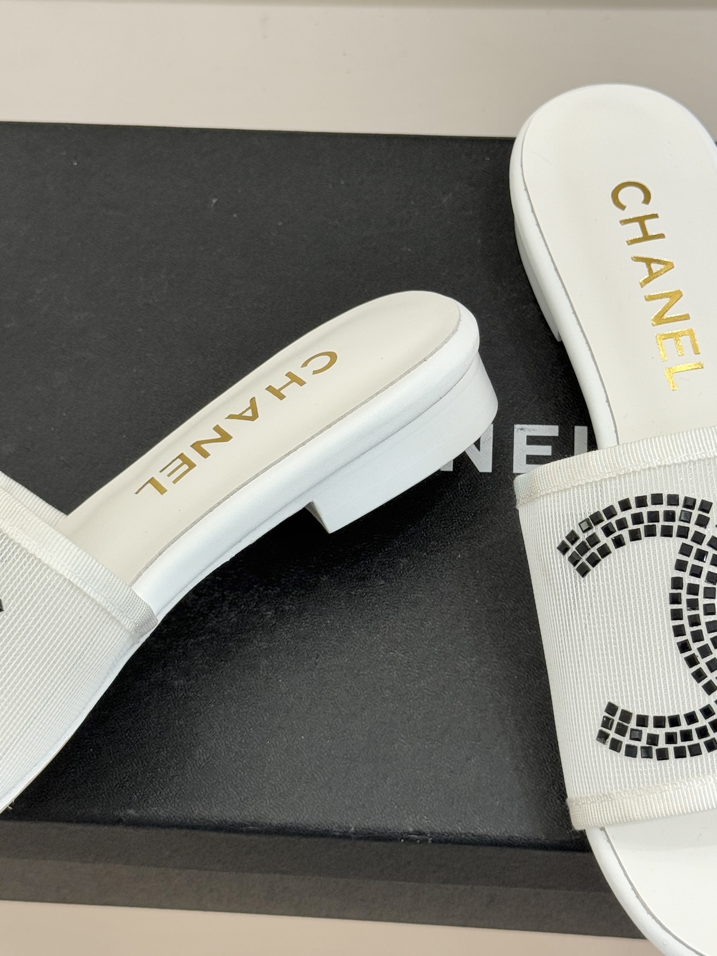 CHANE* ｜小香网纱双C水钻拖鞋将法式优雅与星光奢感完美相融。轻盈透视网纱自带朦胧仙气通透灵动 夏日