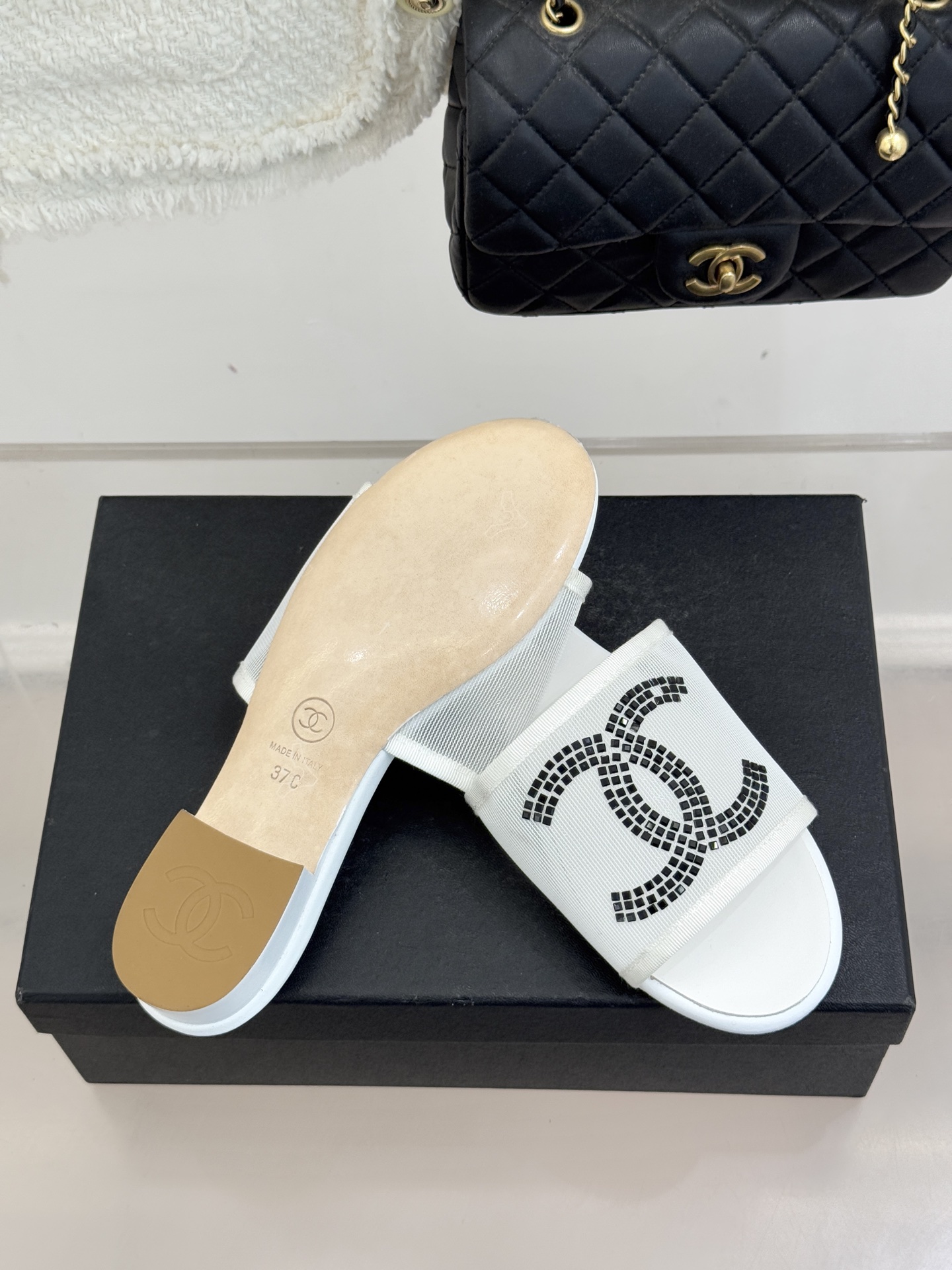 CHANE* ｜小香网纱双C水钻拖鞋将法式优雅与星光奢感完美相融。轻盈透视网纱自带朦胧仙气通透灵动 夏日