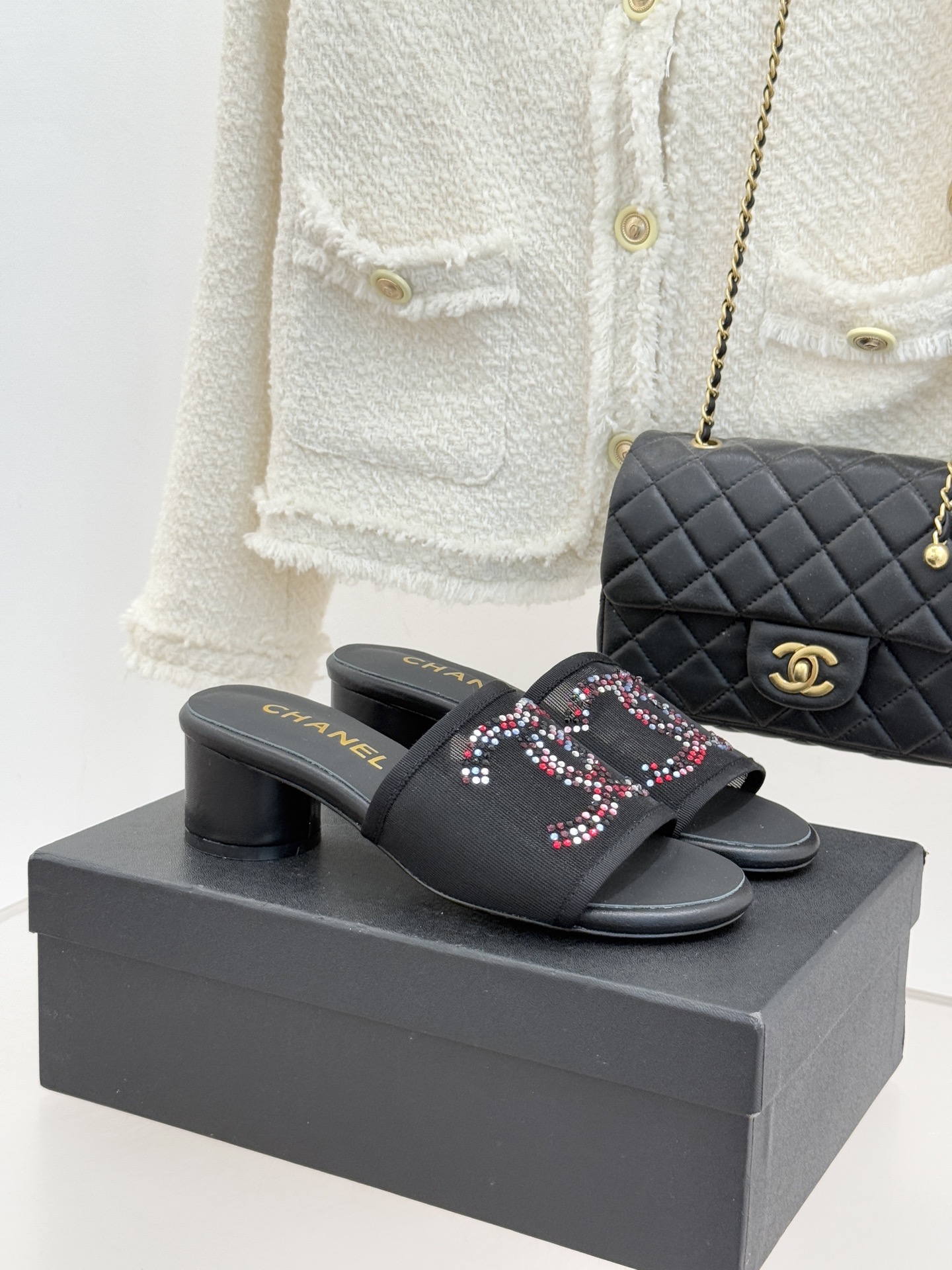 CHANE* ｜小香网纱双C水钻拖鞋将法式优雅与星光奢感完美相融。轻盈透视网纱自带朦胧仙气通透灵动 夏日