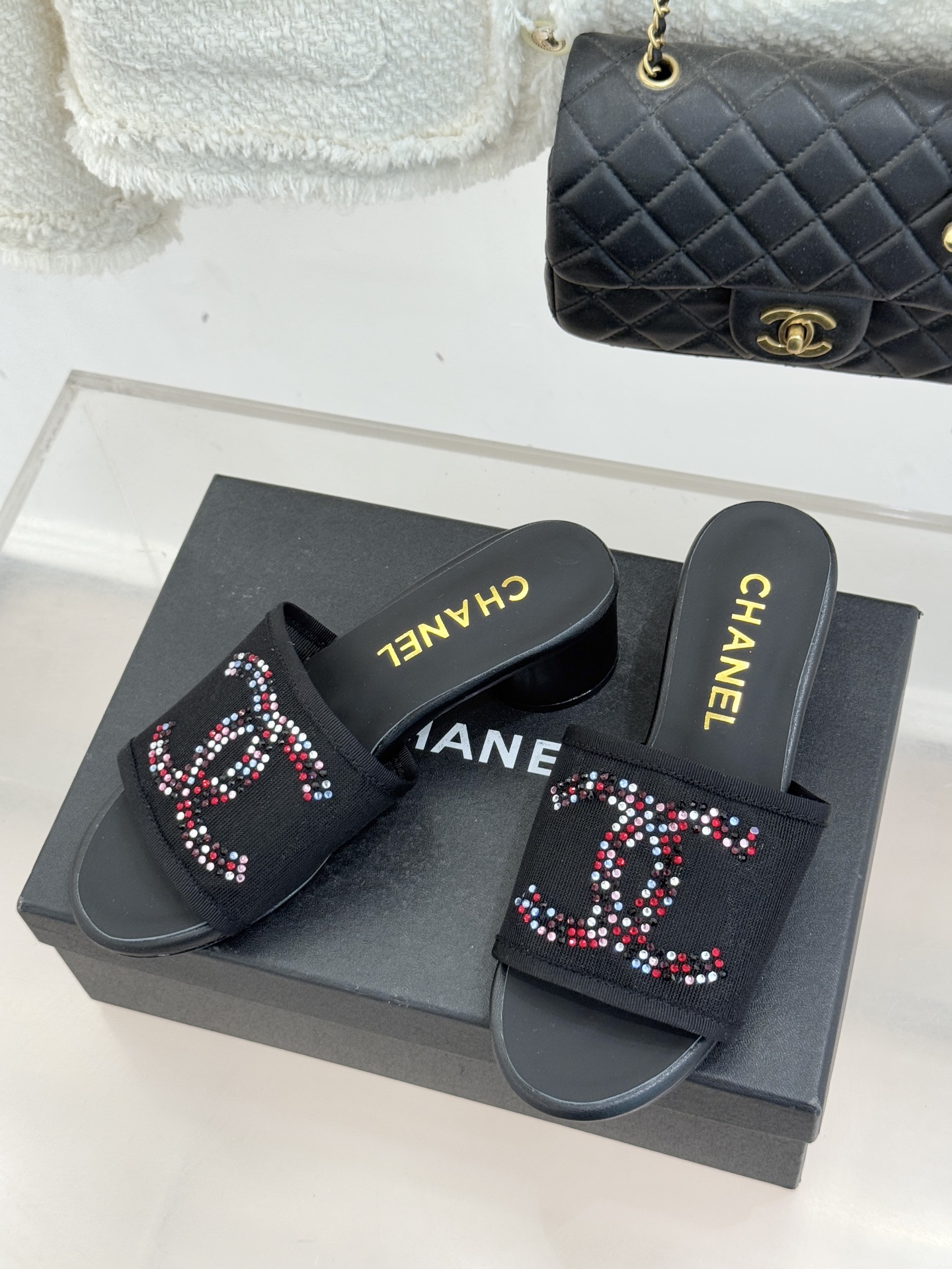 CHANE* ｜小香网纱双C水钻拖鞋将法式优雅与星光奢感完美相融。轻盈透视网纱自带朦胧仙气通透灵动 夏日
