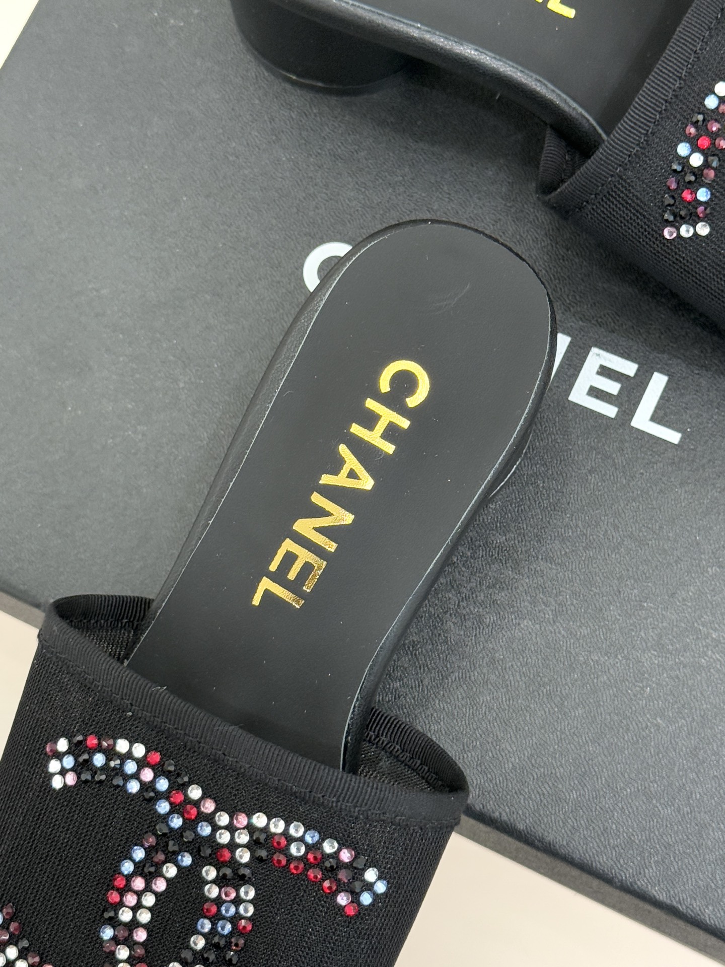 CHANE* ｜小香网纱双C水钻拖鞋将法式优雅与星光奢感完美相融。轻盈透视网纱自带朦胧仙气通透灵动 夏日