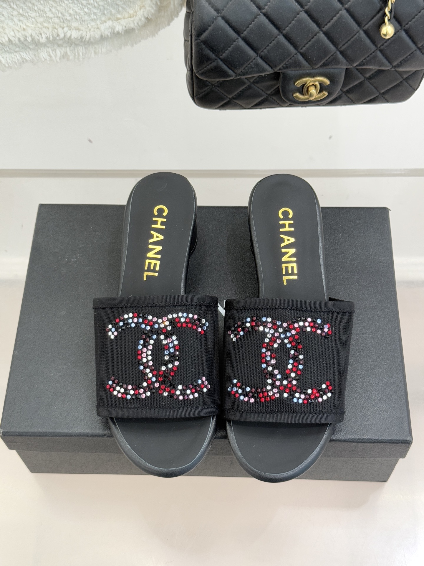 CHANE* ｜小香网纱双C水钻拖鞋将法式优雅与星光奢感完美相融。轻盈透视网纱自带朦胧仙气通透灵动 夏日