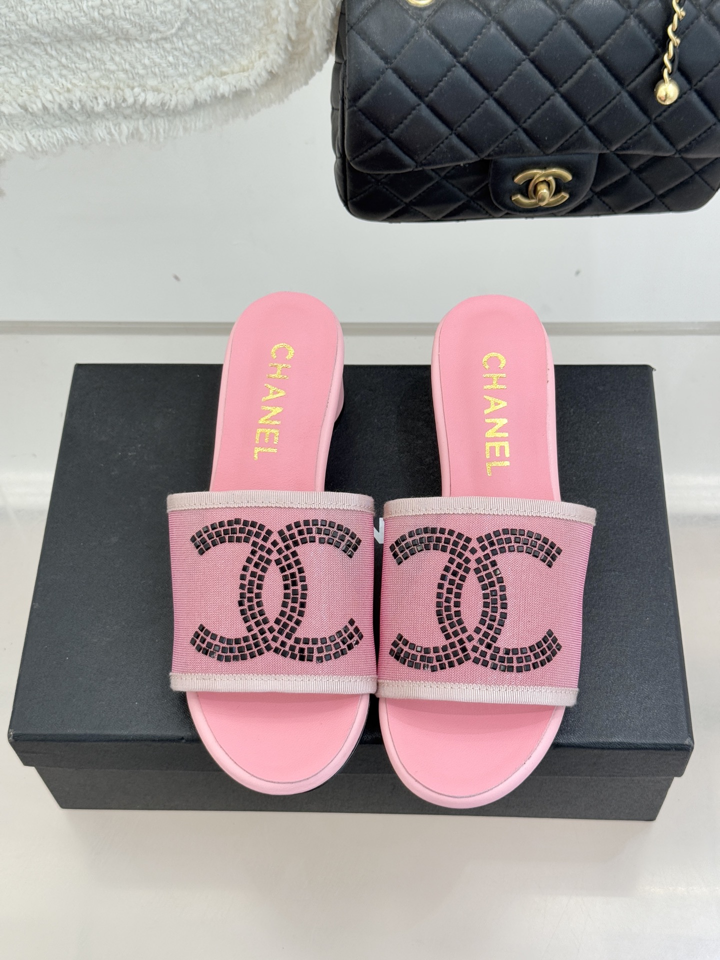 CHANE* ｜小香网纱双C水钻拖鞋将法式优雅与星光奢感完美相融。轻盈透视网纱自带朦胧仙气通透灵动 夏日