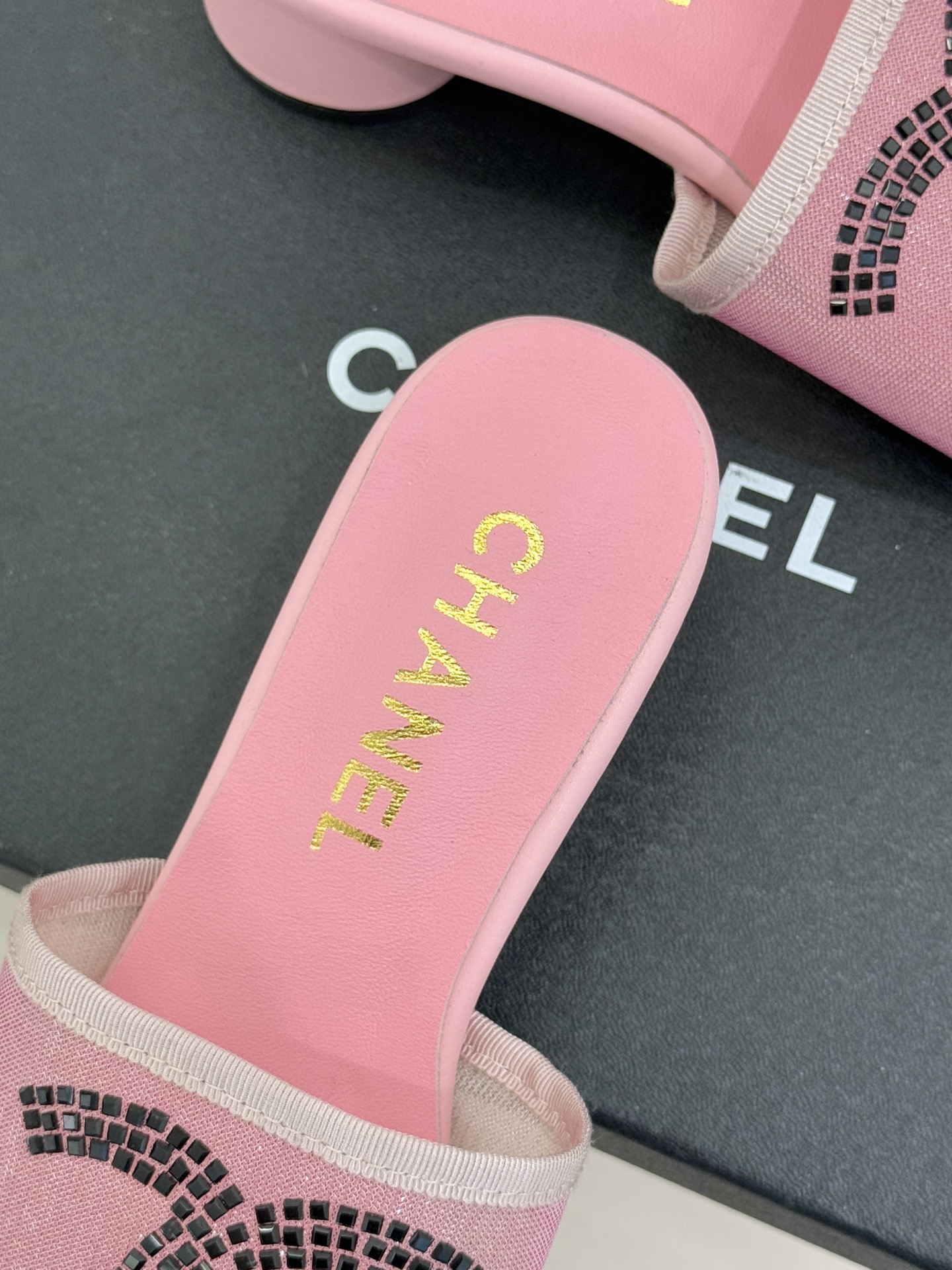 CHANE* ｜小香网纱双C水钻拖鞋将法式优雅与星光奢感完美相融。轻盈透视网纱自带朦胧仙气通透灵动 夏日