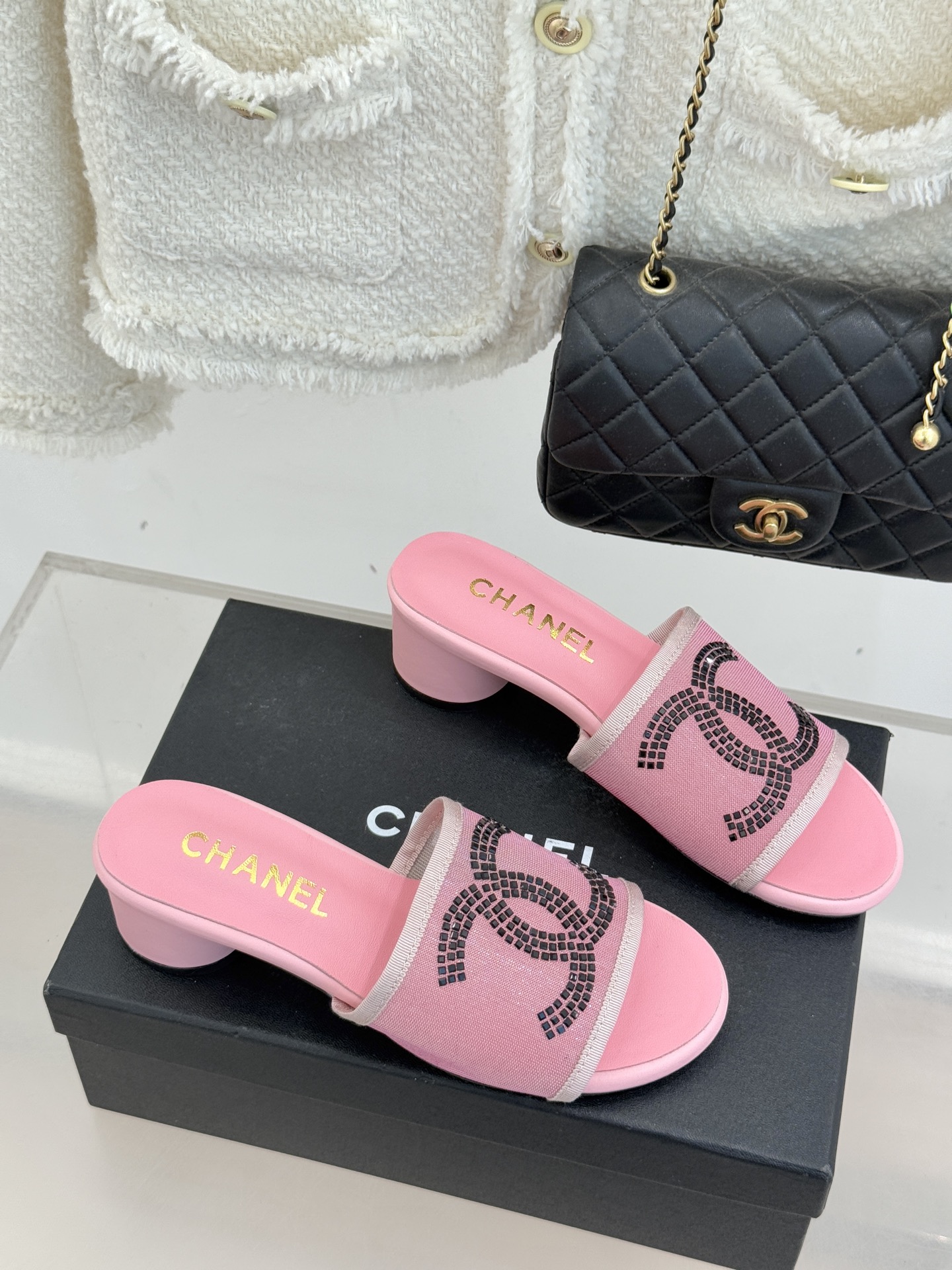 CHANE* ｜小香网纱双C水钻拖鞋将法式优雅与星光奢感完美相融。轻盈透视网纱自带朦胧仙气通透灵动 夏日