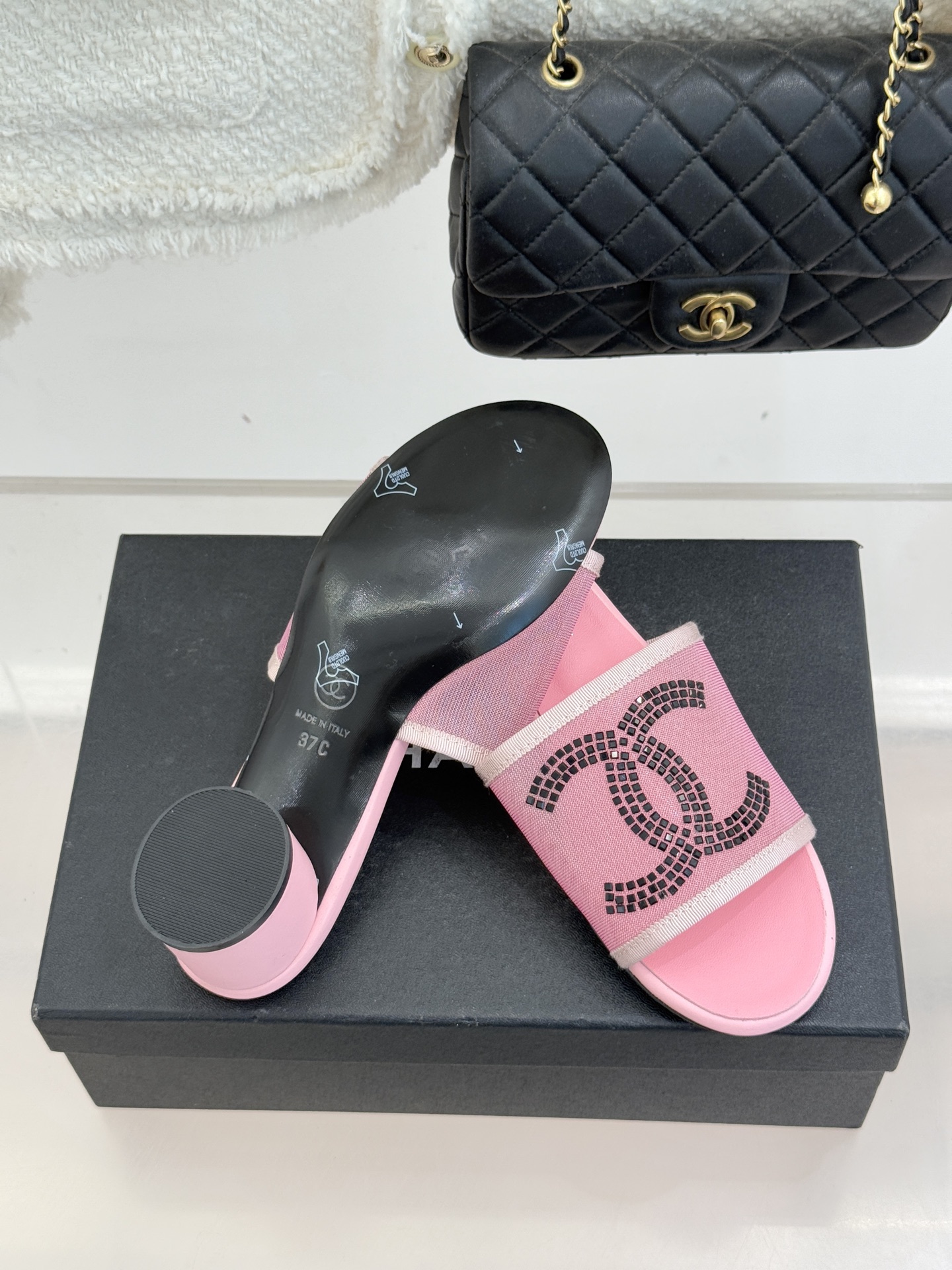 CHANE* ｜小香网纱双C水钻拖鞋将法式优雅与星光奢感完美相融。轻盈透视网纱自带朦胧仙气通透灵动 夏日