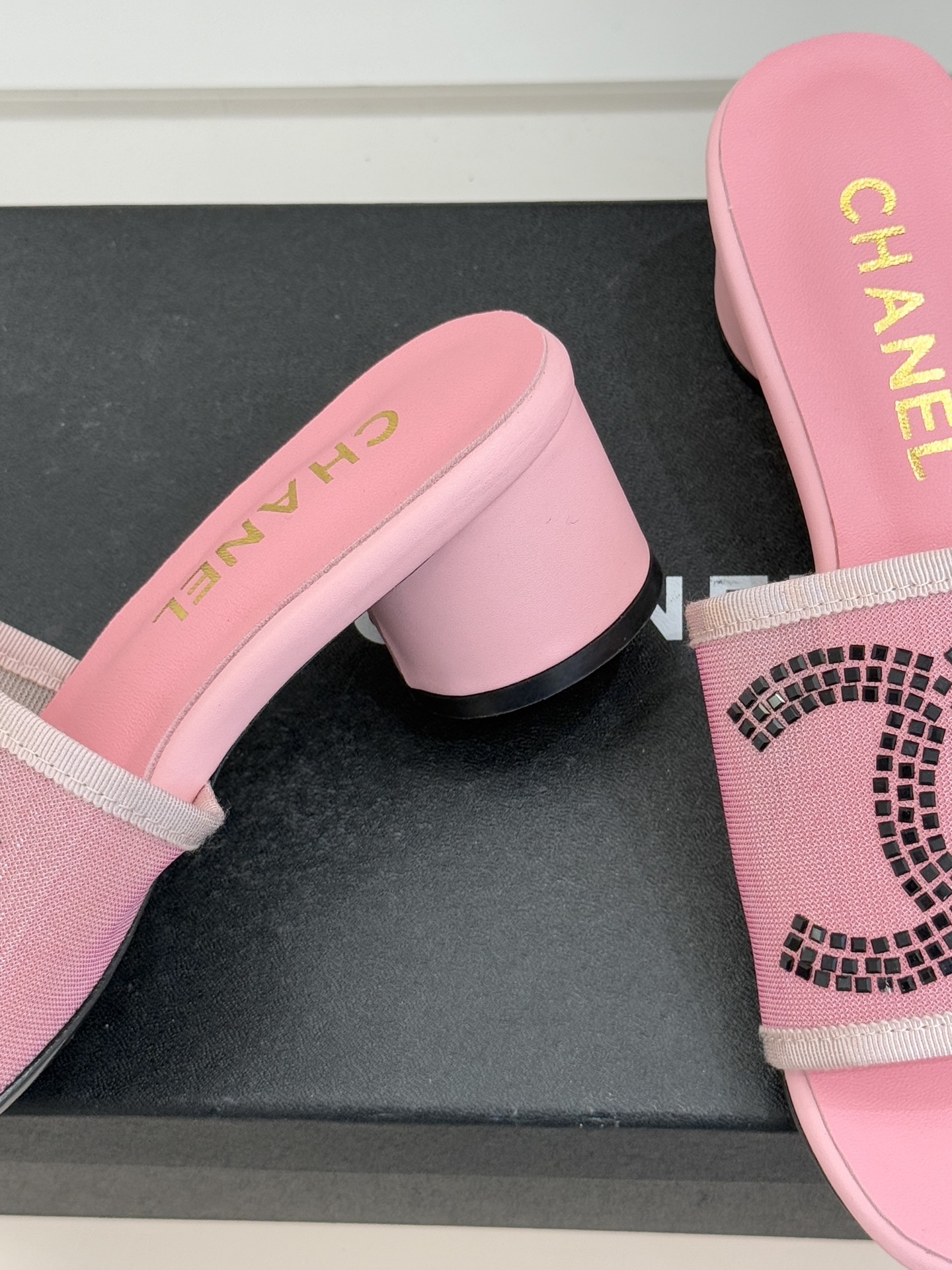 CHANE* ｜小香网纱双C水钻拖鞋将法式优雅与星光奢感完美相融。轻盈透视网纱自带朦胧仙气通透灵动 夏日