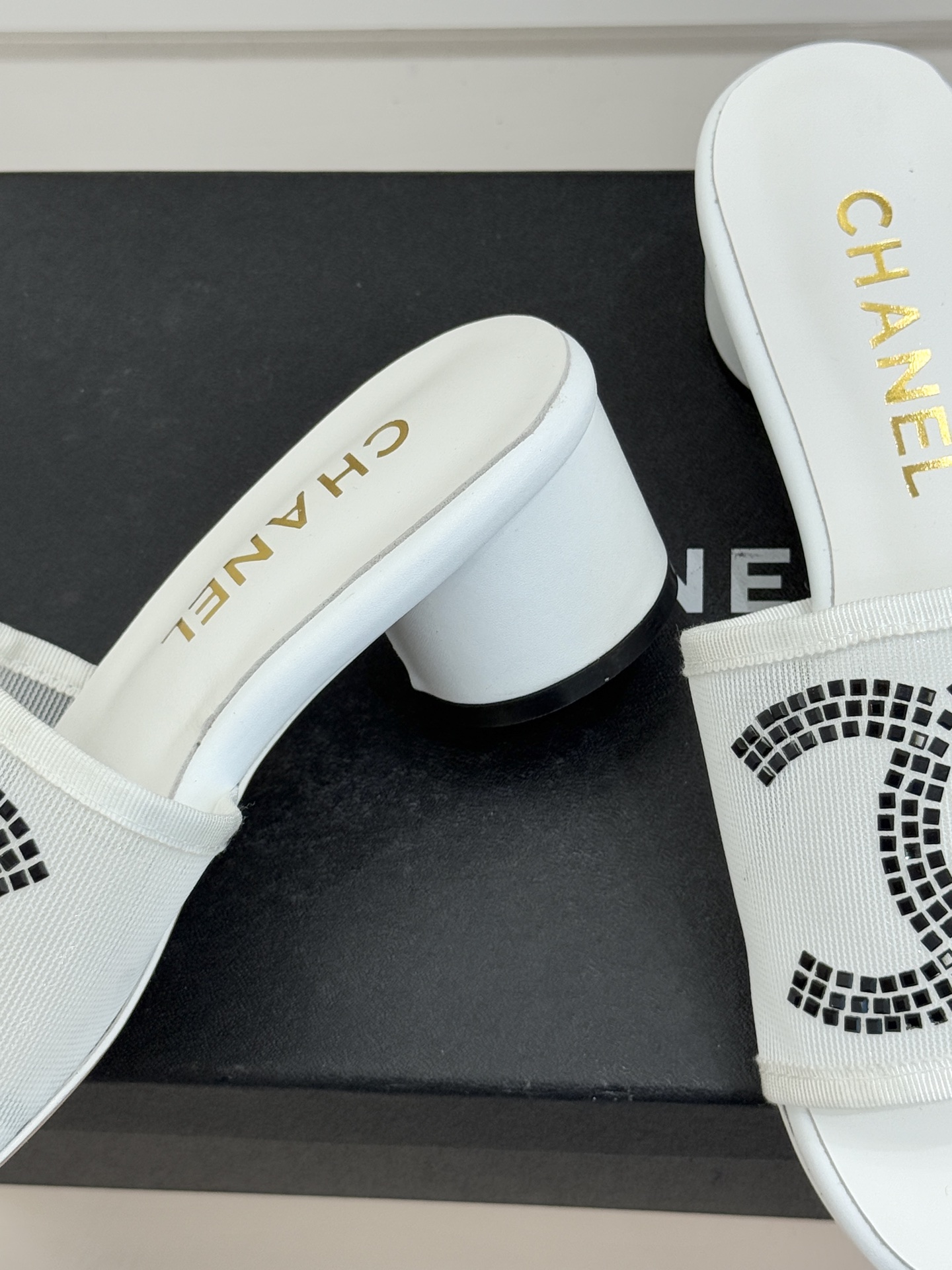 CHANE* ｜小香网纱双C水钻拖鞋将法式优雅与星光奢感完美相融。轻盈透视网纱自带朦胧仙气通透灵动 夏日