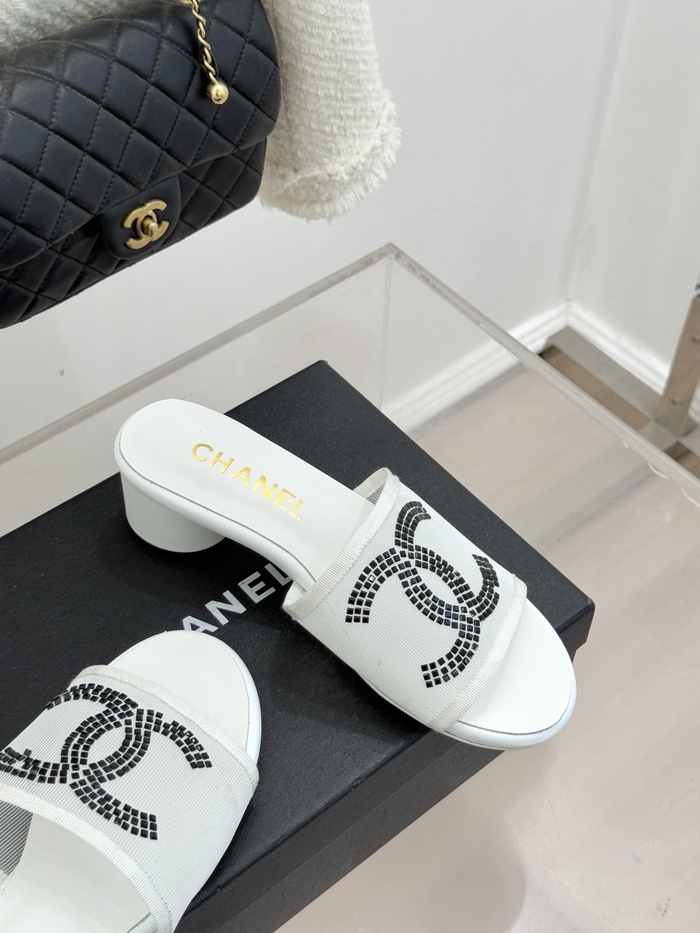 CHANE* ｜小香网纱双C水钻拖鞋将法式优雅与星光奢感完美相融。轻盈透视网纱自带朦胧仙气通透灵动 夏日